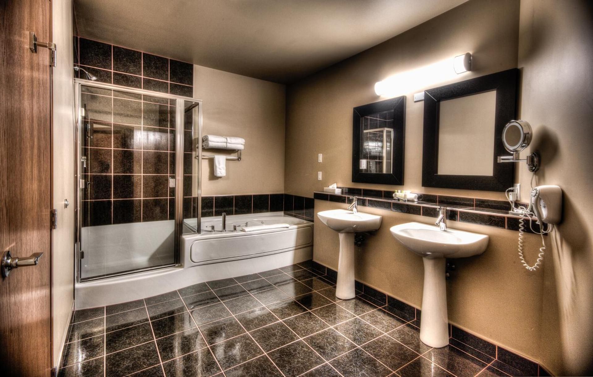 2 Bedroom Suite with 1 King Bed and 2 Double Beds, Washer/Dryer and Full Kitchenette