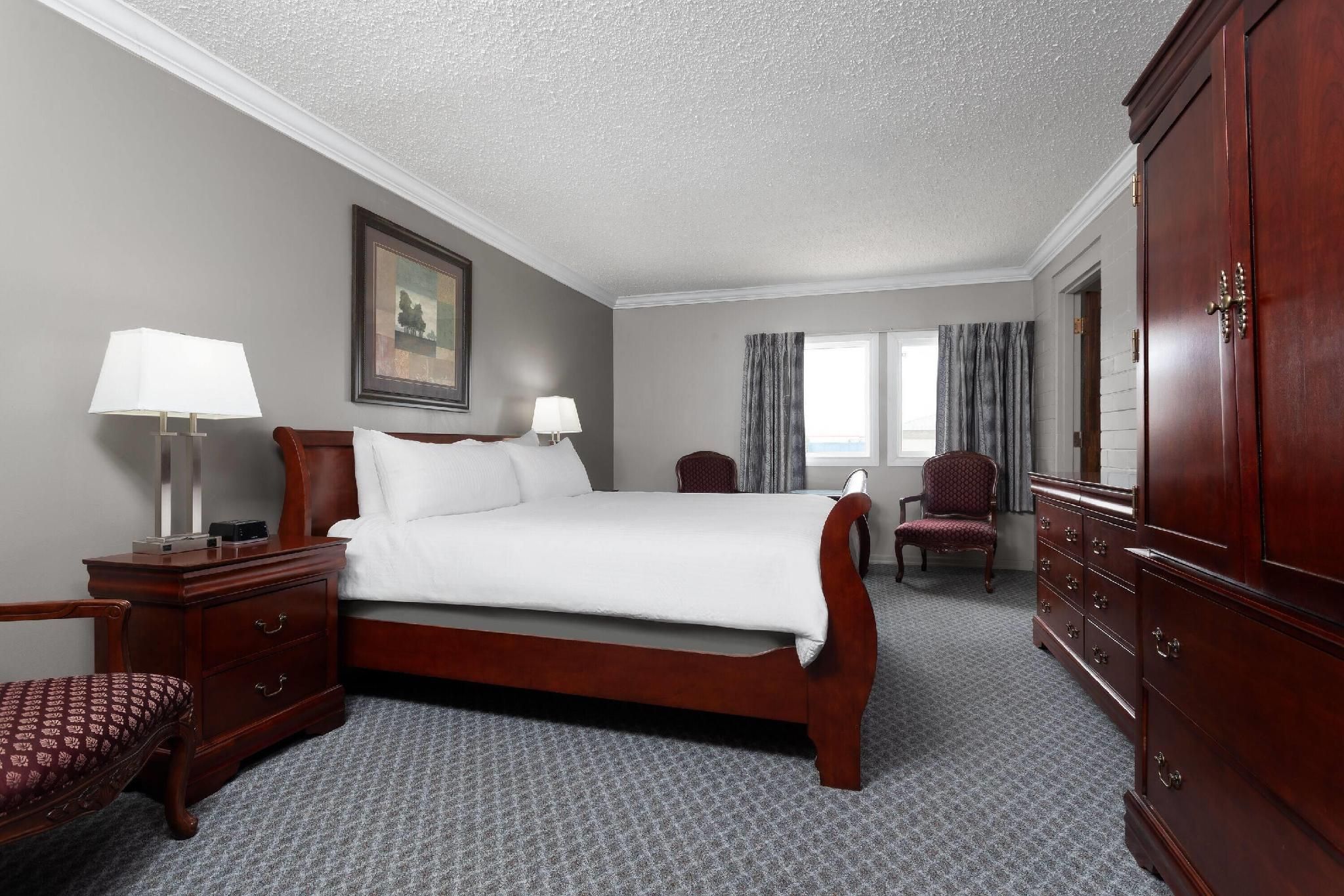 1 King Bed, Suite, Jetted Tub, Full Kitchen, Non-Smoking
