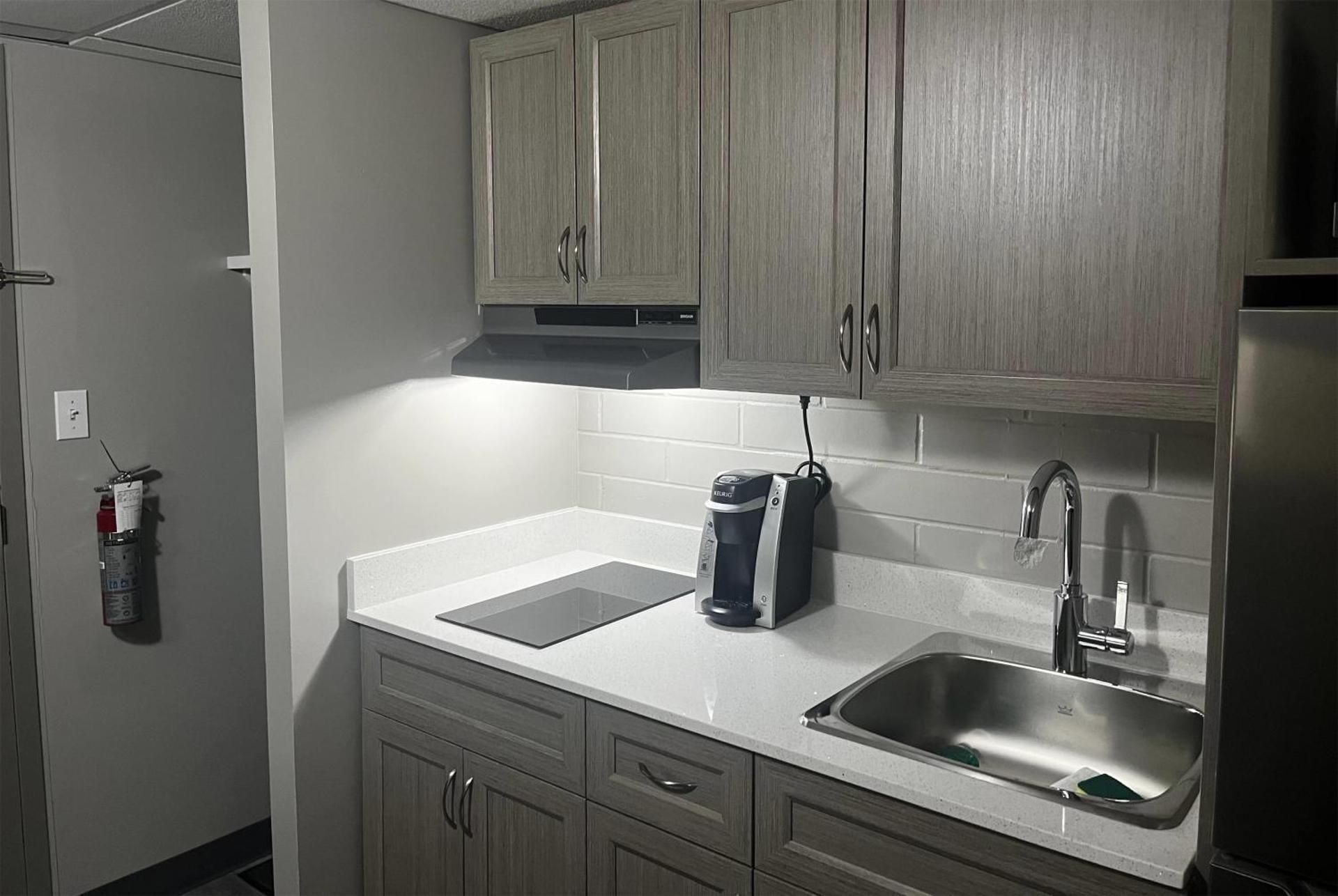 Travelodge by Wyndham Grande Prairie 1 King Bed, Suite, Full Kitchen, Ground Floor, Non-Smoking