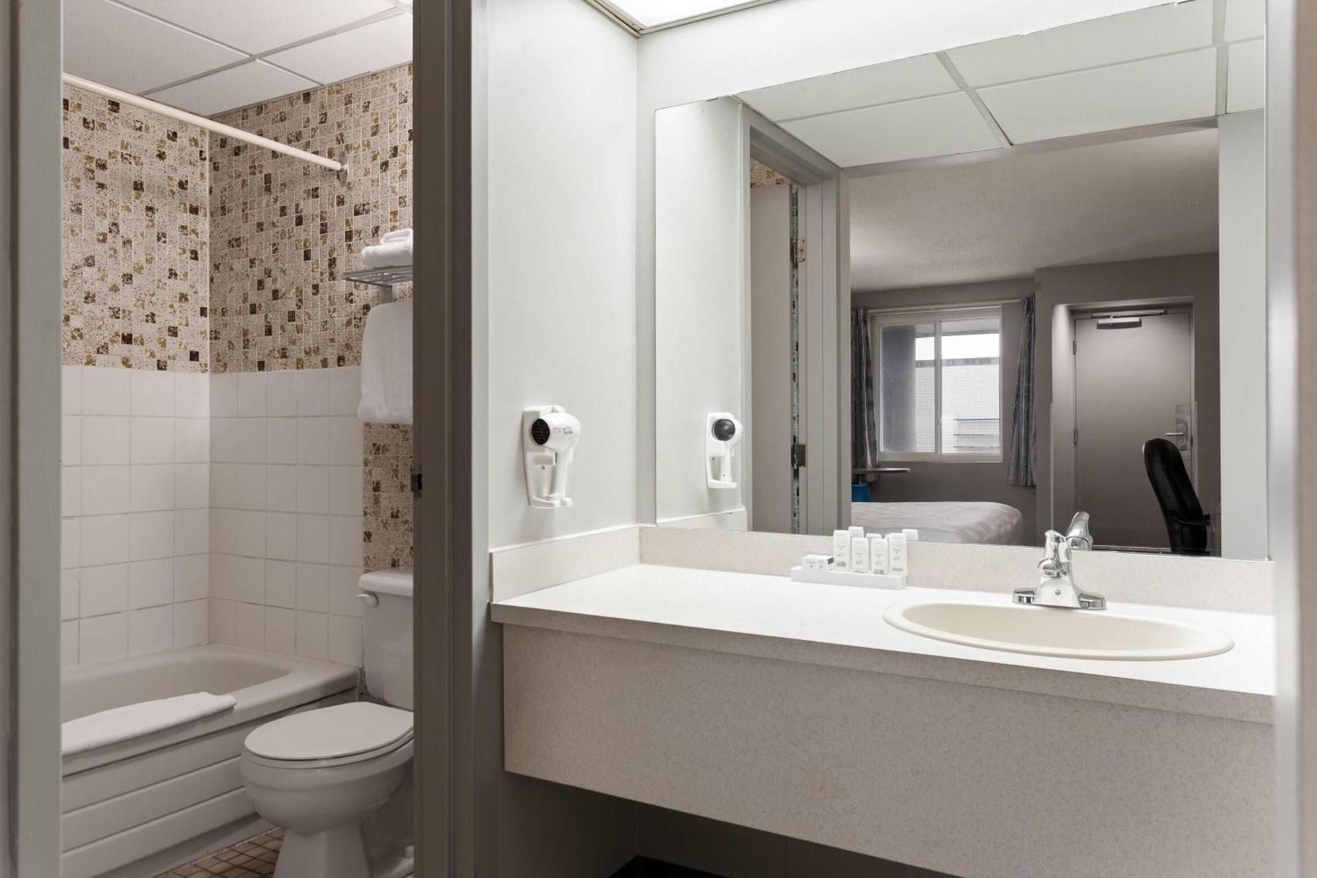 1 Queen Bed, Deluxe Room, Full Kitchen, Ground Floor, Non-Smoking