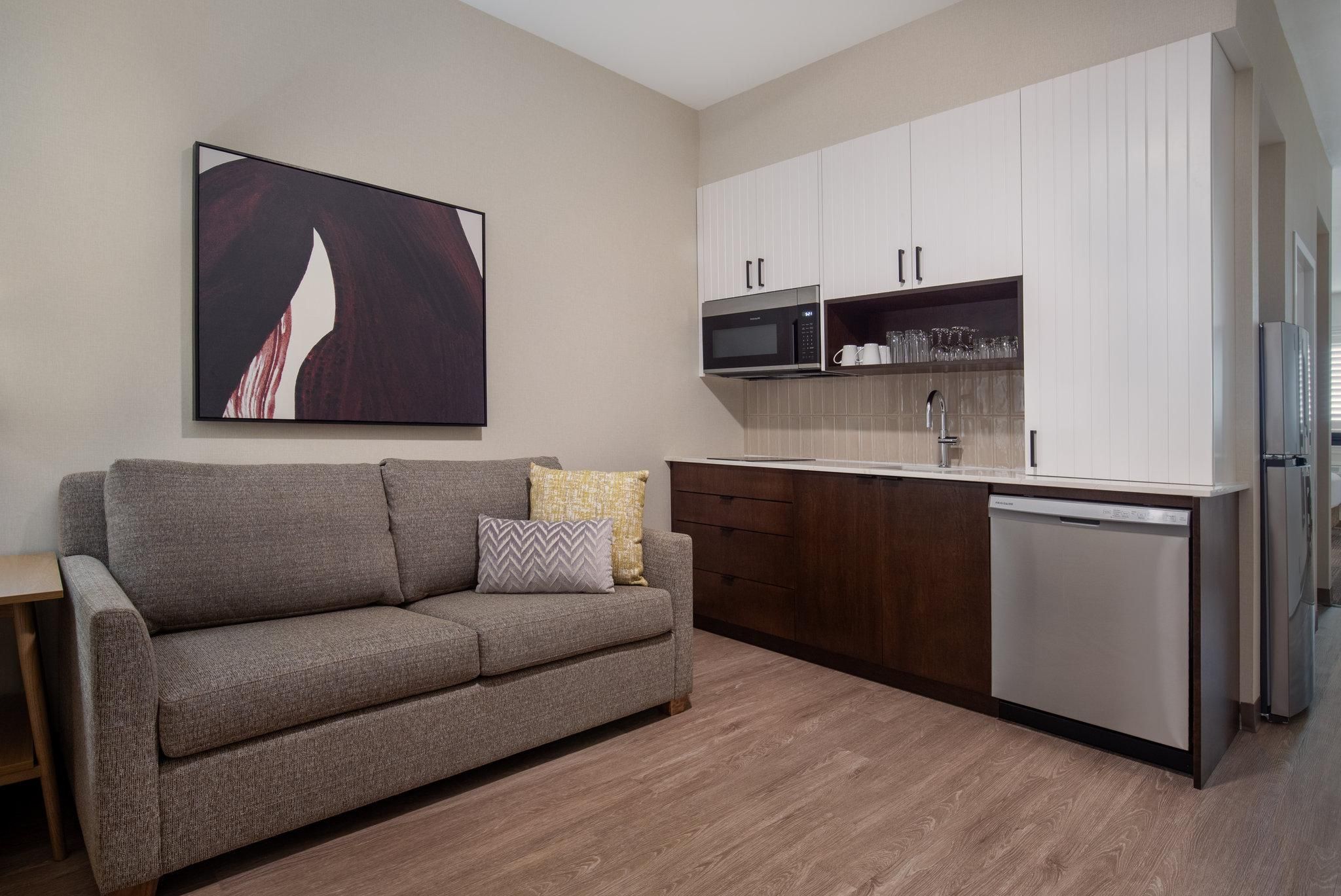 1 Bedroom Suite 2 Queen Dining Kitchen Walk In Shower