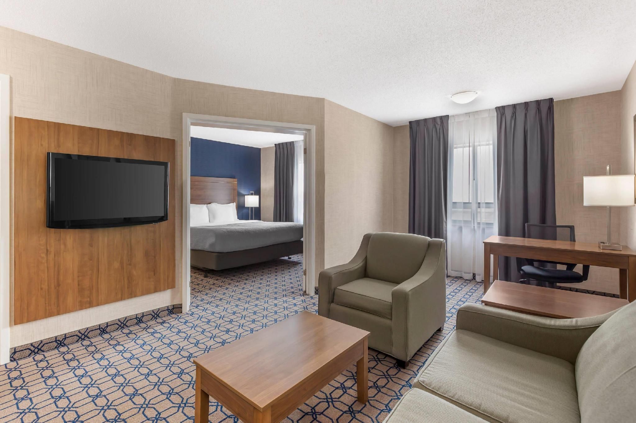 1 King Bed, Suite, Nonsmoking