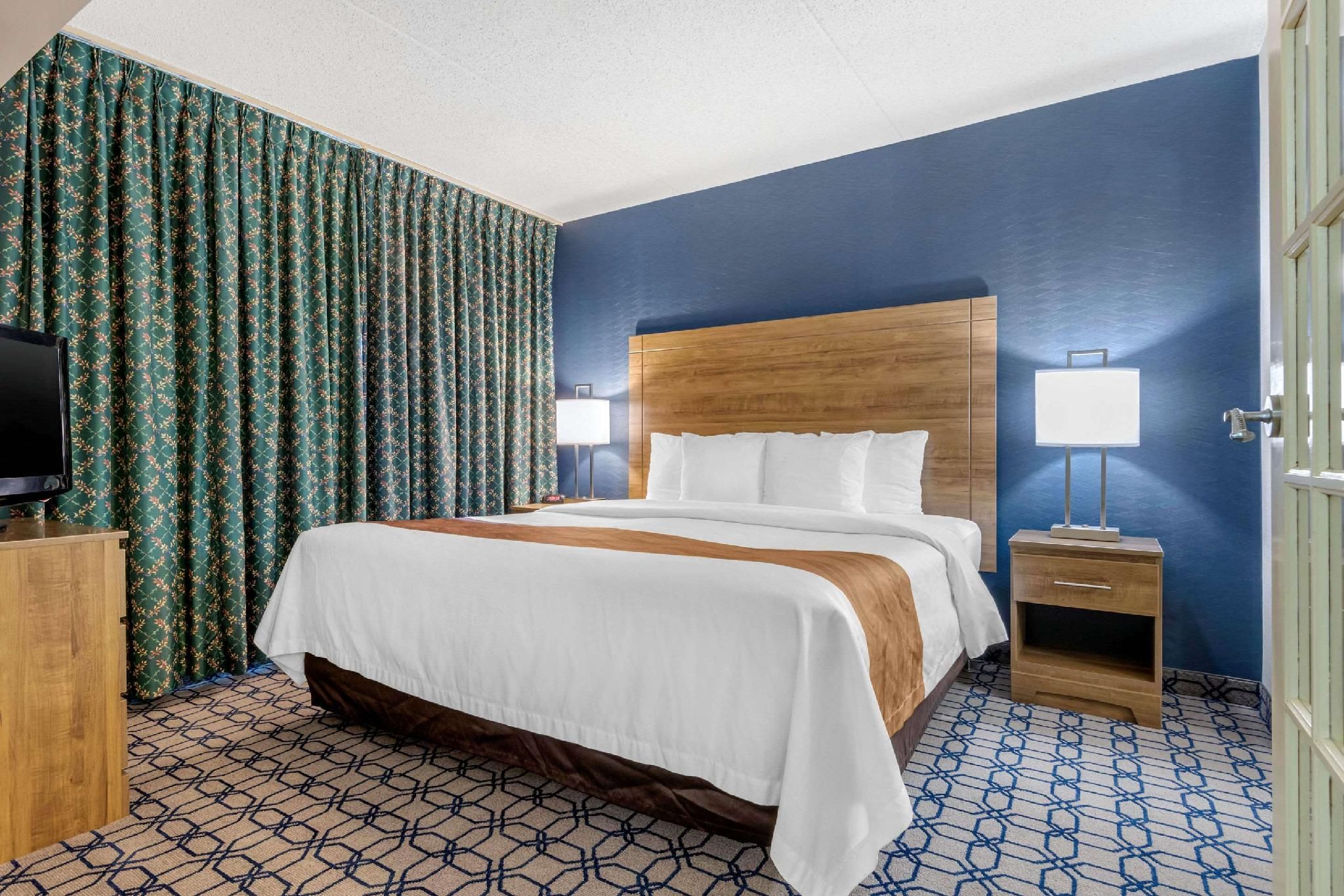 1 King Bed, 1 Double Bed, Suite, Nonsmoking, Upgrade