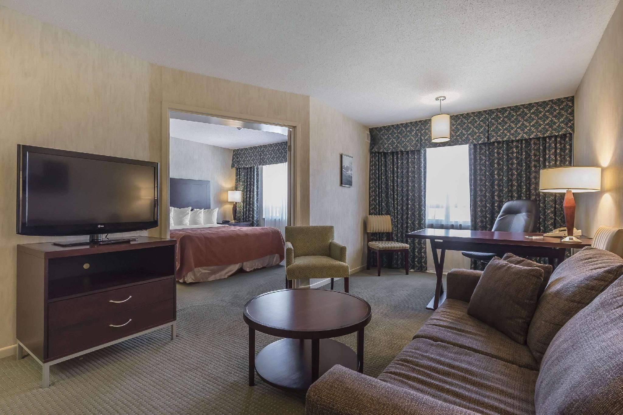 1 King Bed, Suite, Nonsmoking, Upgrade