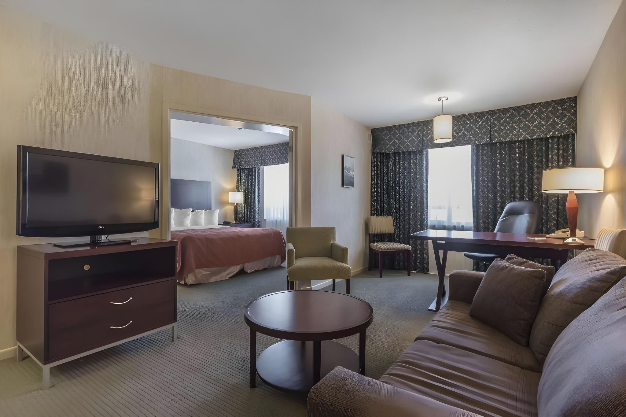 1 King Bed, Suite, Nonsmoking