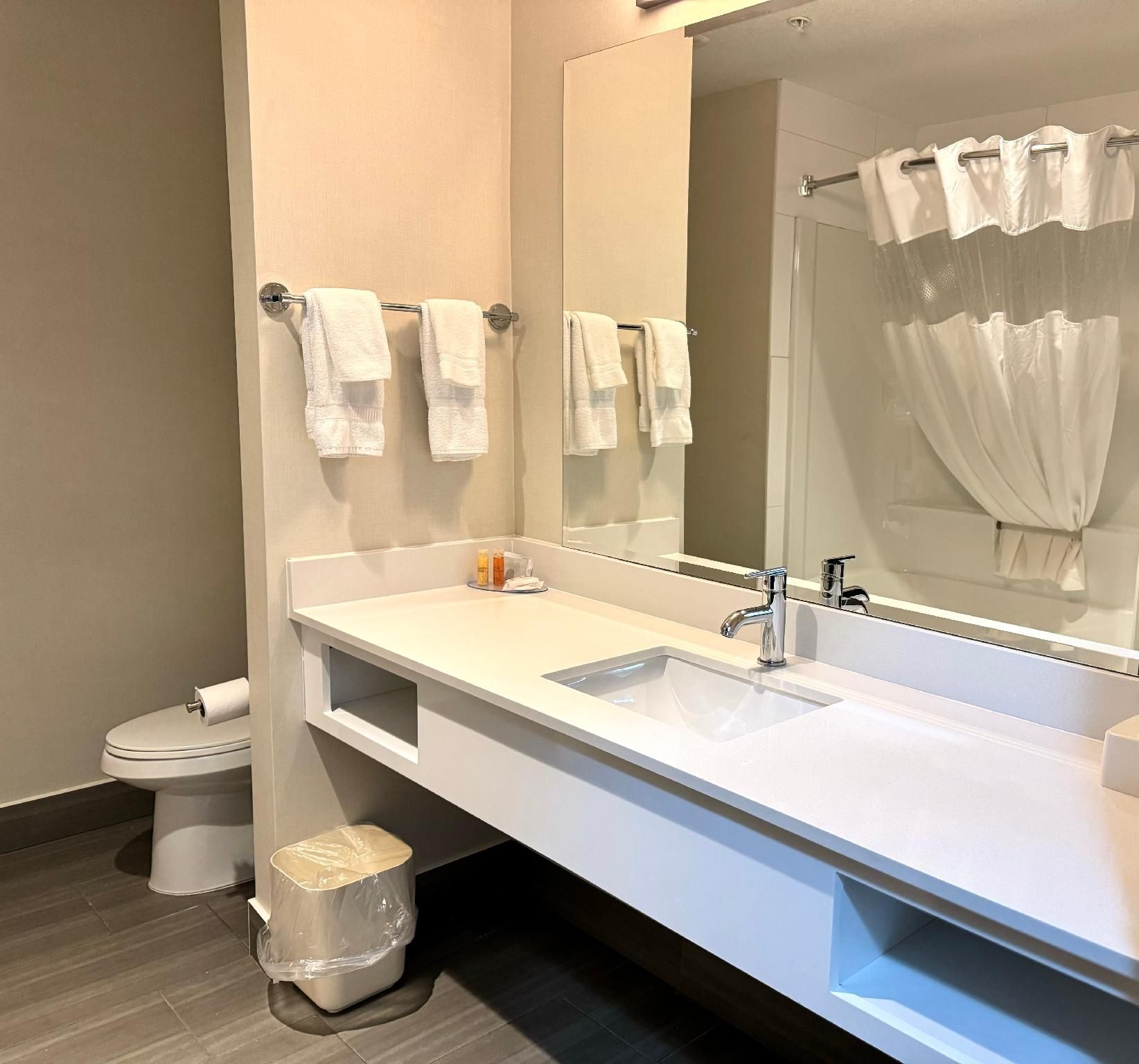 Southfort Inn King  Deluxe Room 3