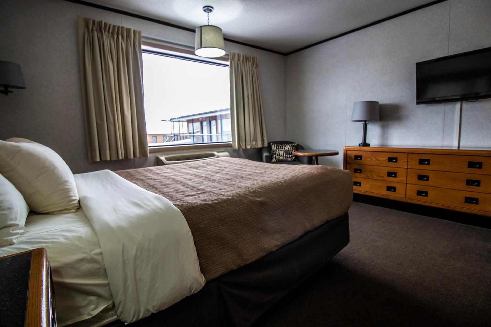 Queen Suite with Spa Bath