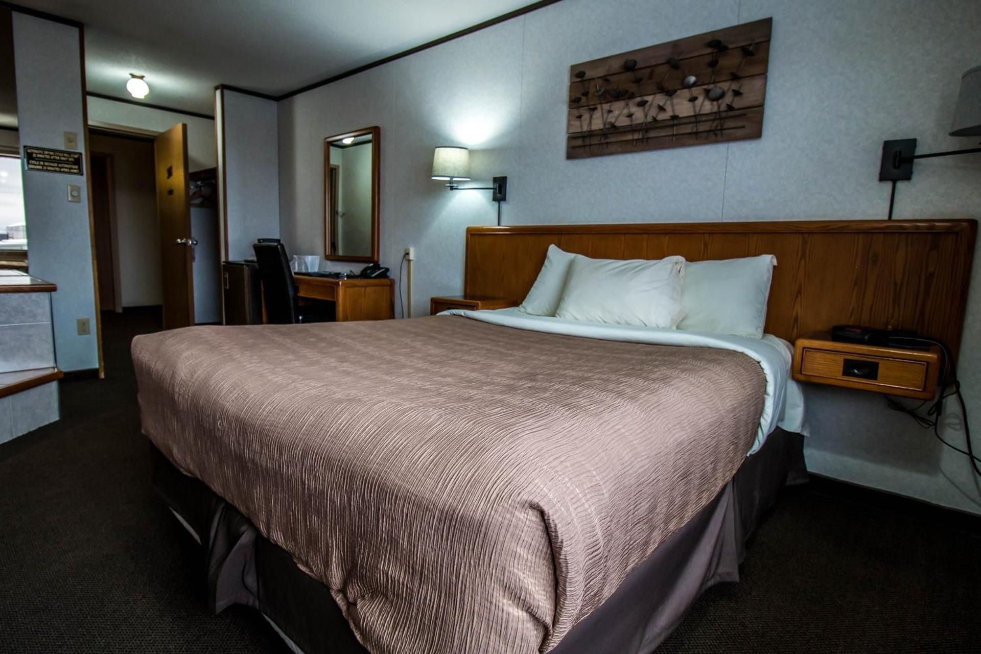 Queen Suite with Spa Bath