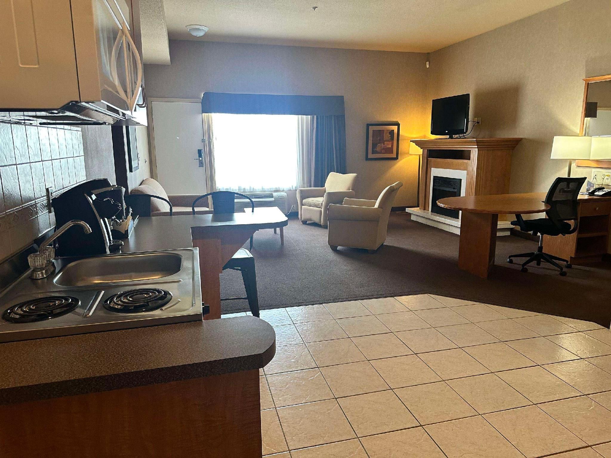 Clarion Pointe 1 King Bed, Efficiency, Suite, Nonsmoking 2