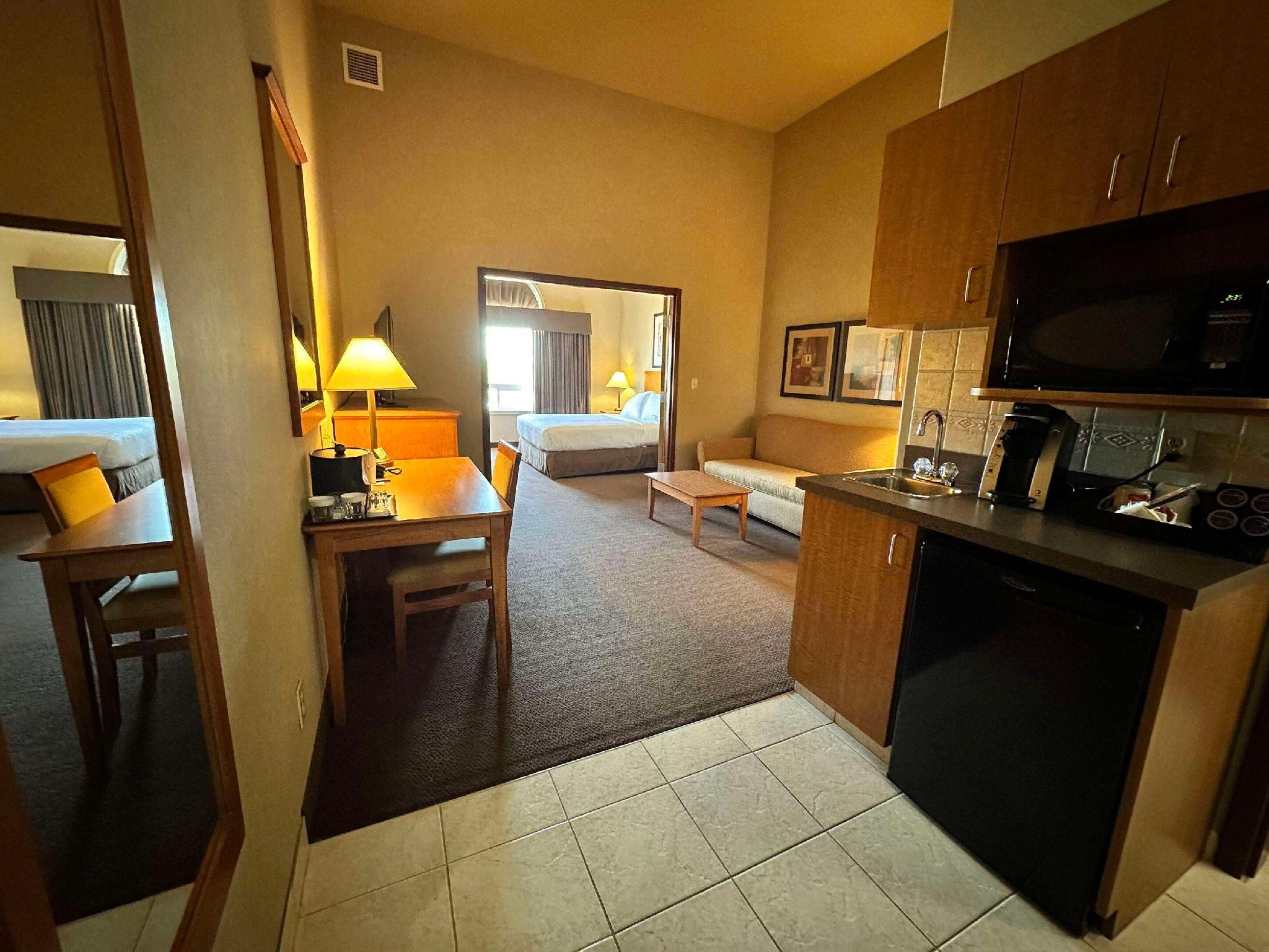 1 Queen Bed, Suite, Nonsmoking