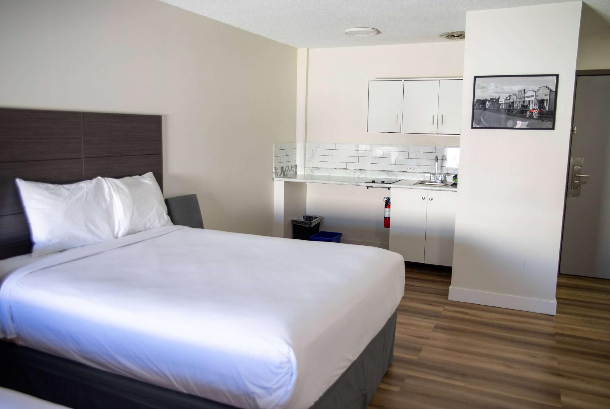 1 Queen Bed, Efficiency Room, Non-Smoking