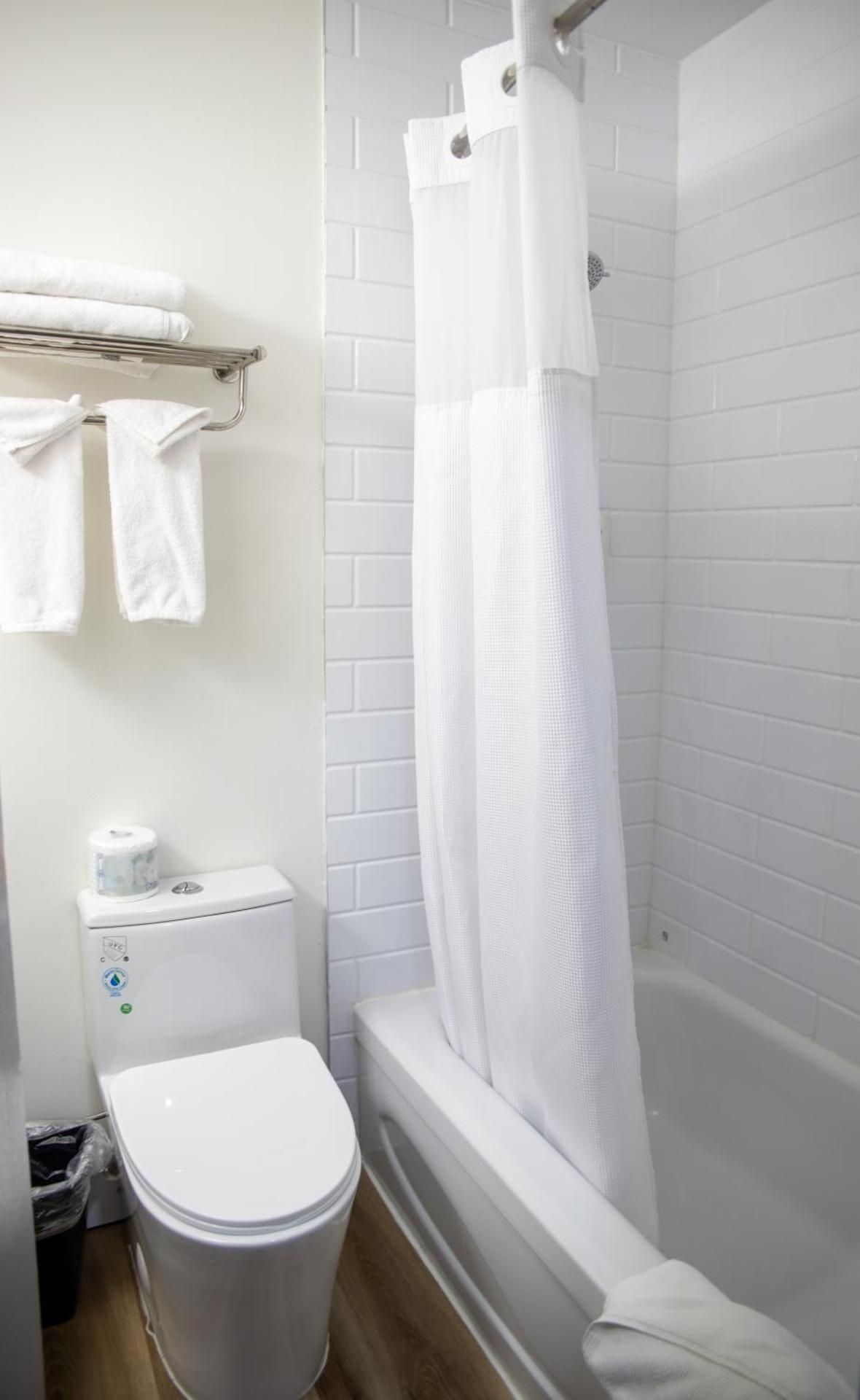 Ramada by Wyndham Dawson Creek Three-Bedroom Efficiency Suite - Non-Smoking 2