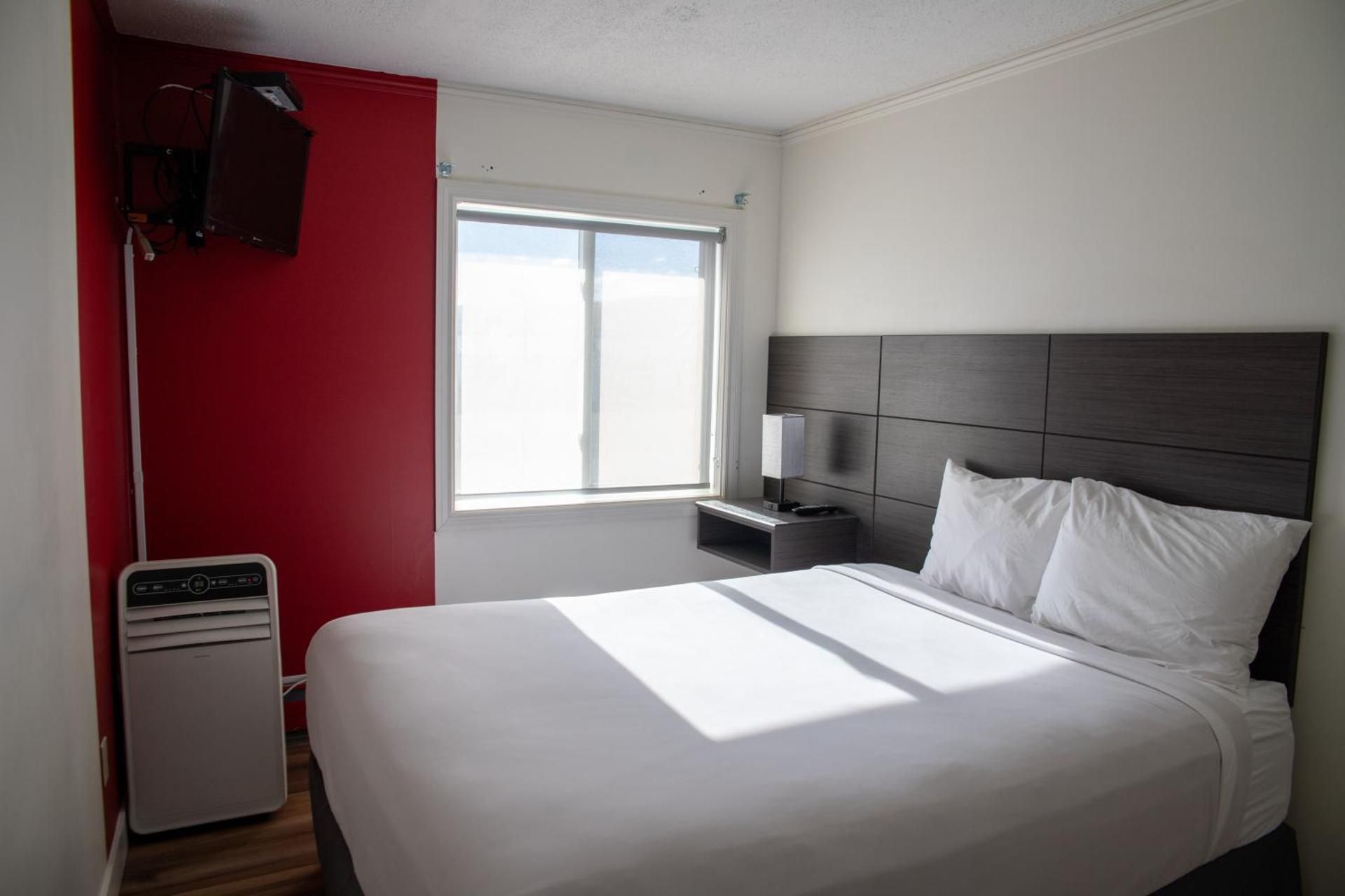 Ramada by Wyndham Dawson Creek Three-Bedroom Efficiency Suite - Non-Smoking