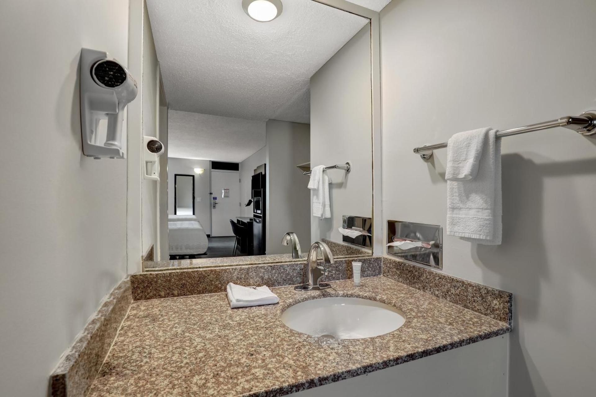 Motel 6 Brooks, AB Deluxe Queen Room with Two Queen Beds - Non-Smoking 3