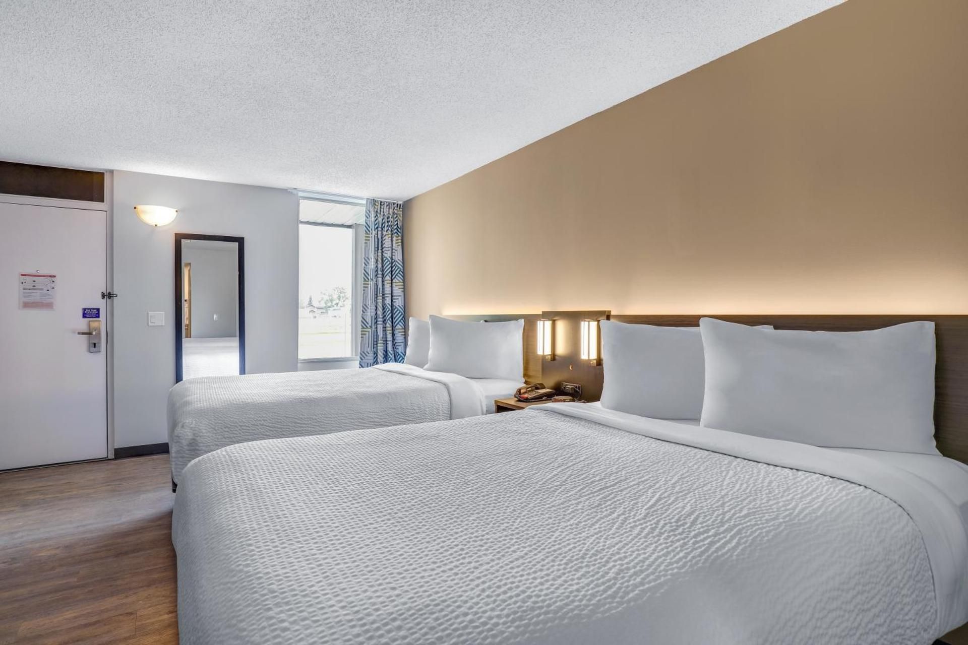 Motel 6 Brooks, AB Deluxe Queen Room with Two Queen Beds - Non-Smoking 2