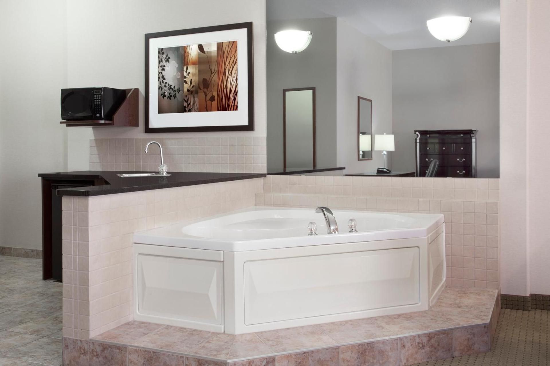 1 King 1 Bedroom Beds Hot Tub Suite - Non-Smoking