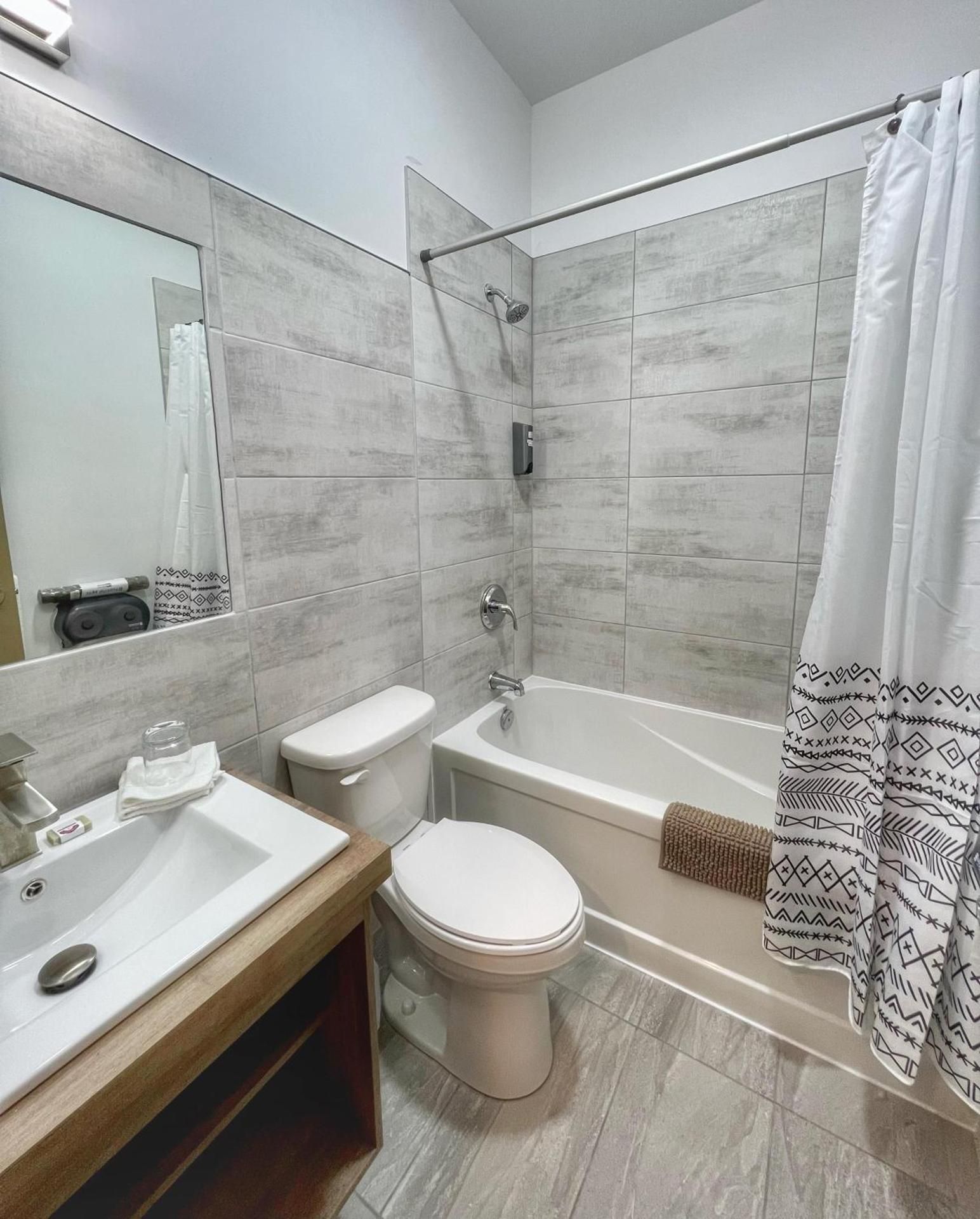 Auberge Le St-Alexis Queen Room 2