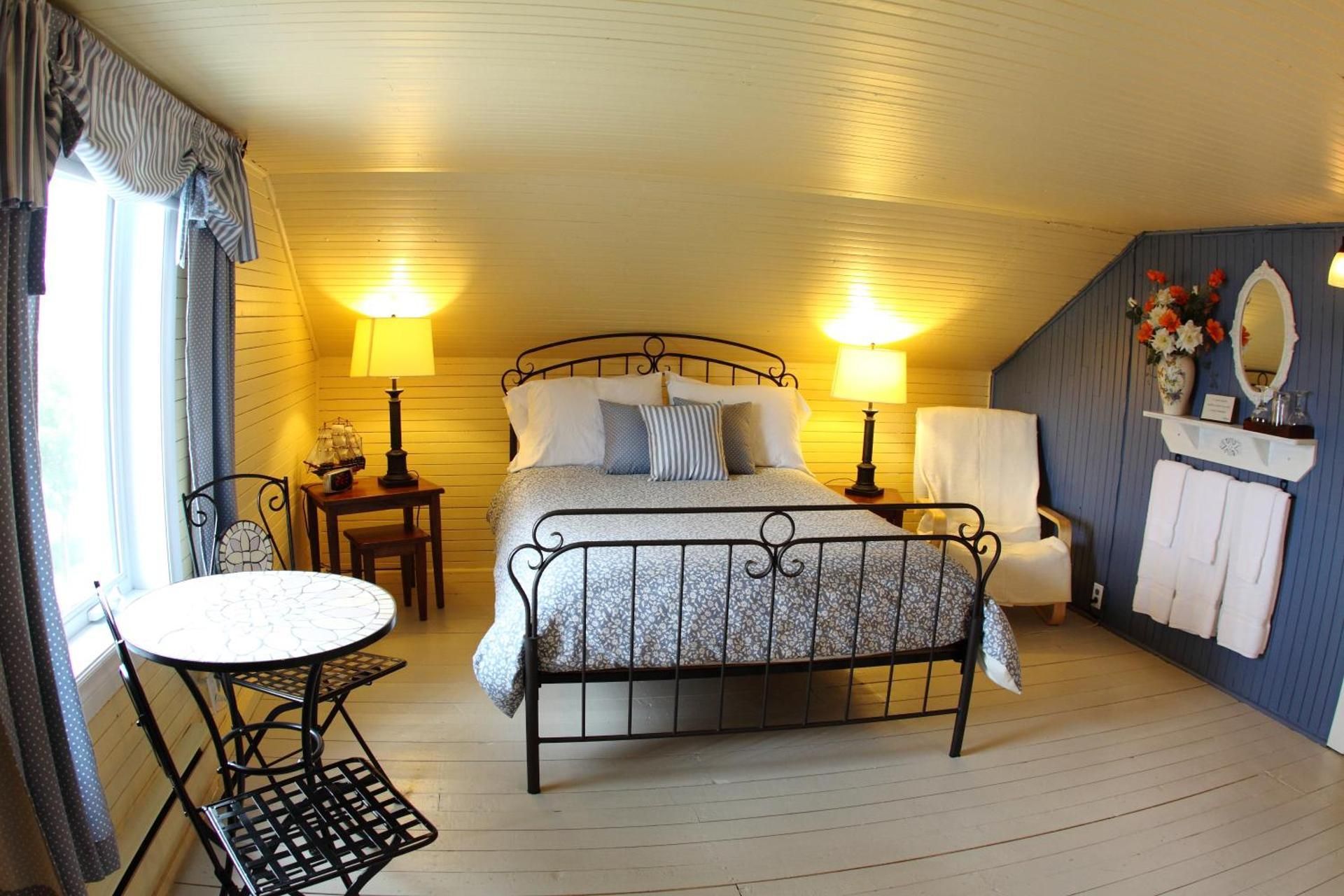 Double Room with Extra Bed and Shared Bathroom