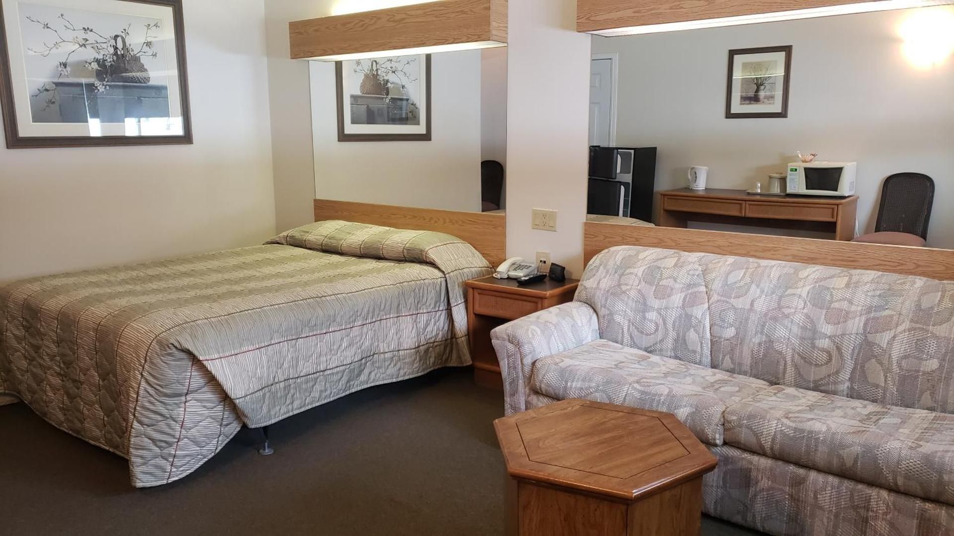 Deluxe Queen Suite