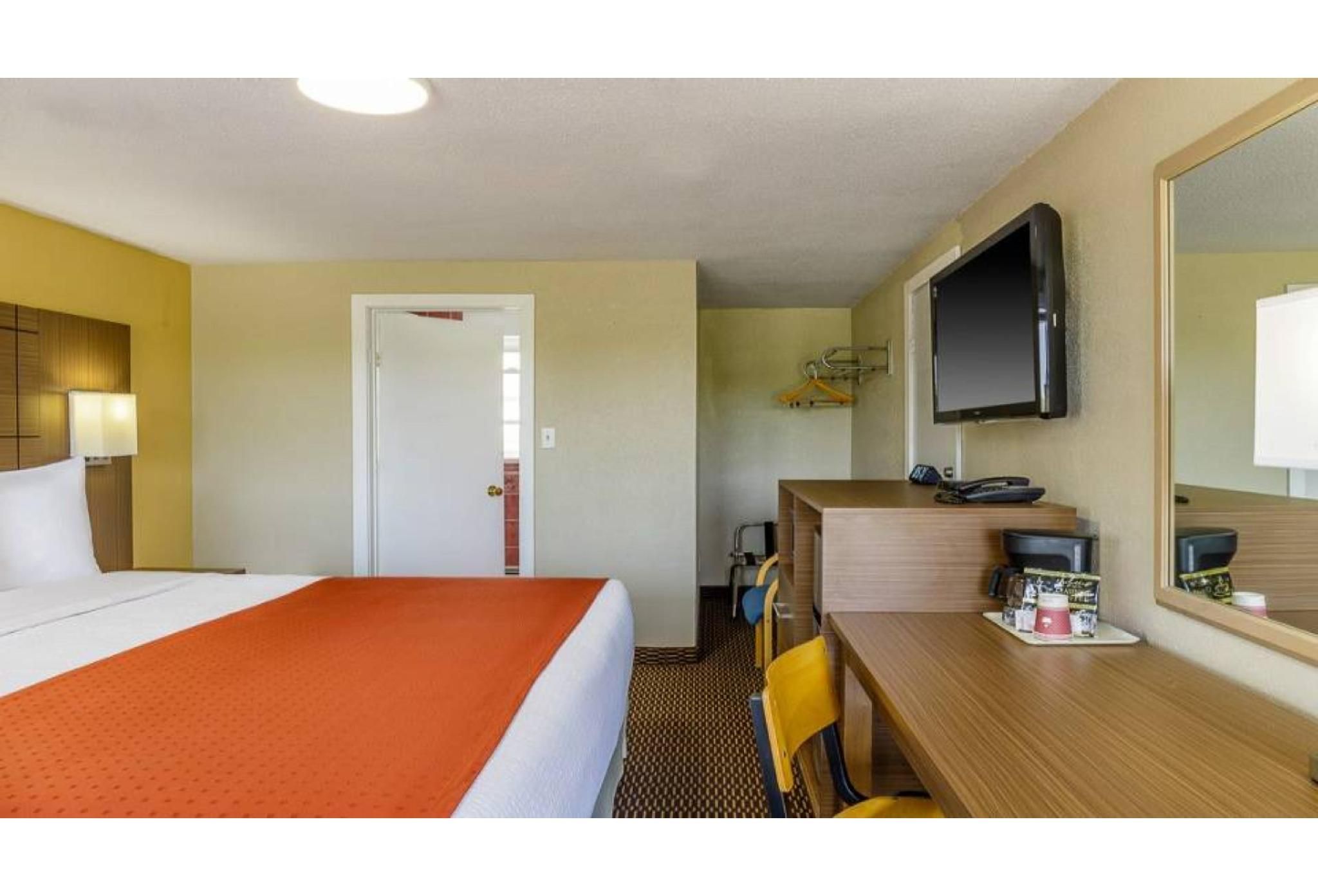 1 King Bed | Non-Smoking, Micfridge