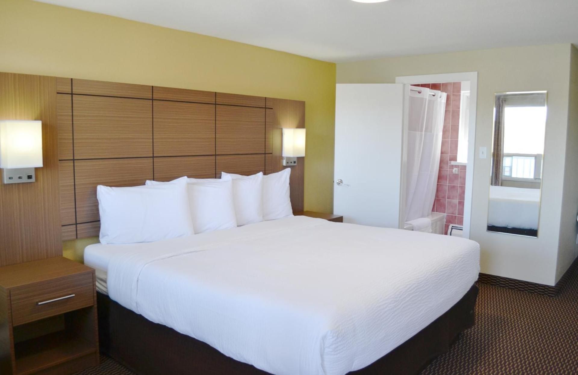 1 King Bed | Non-Smoking, Micfridge