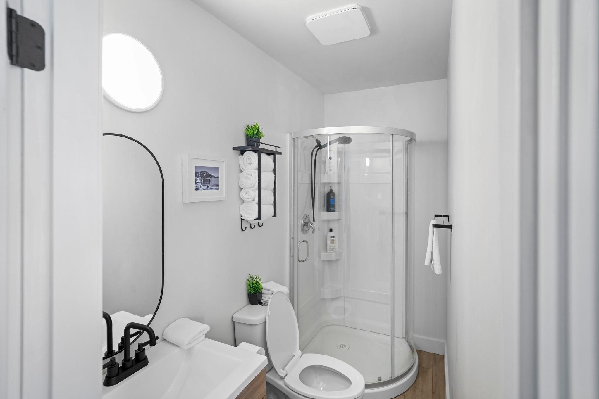 Cedar Suite - Unit 4 - Street-side w/ Private Deck - Sleeps 4