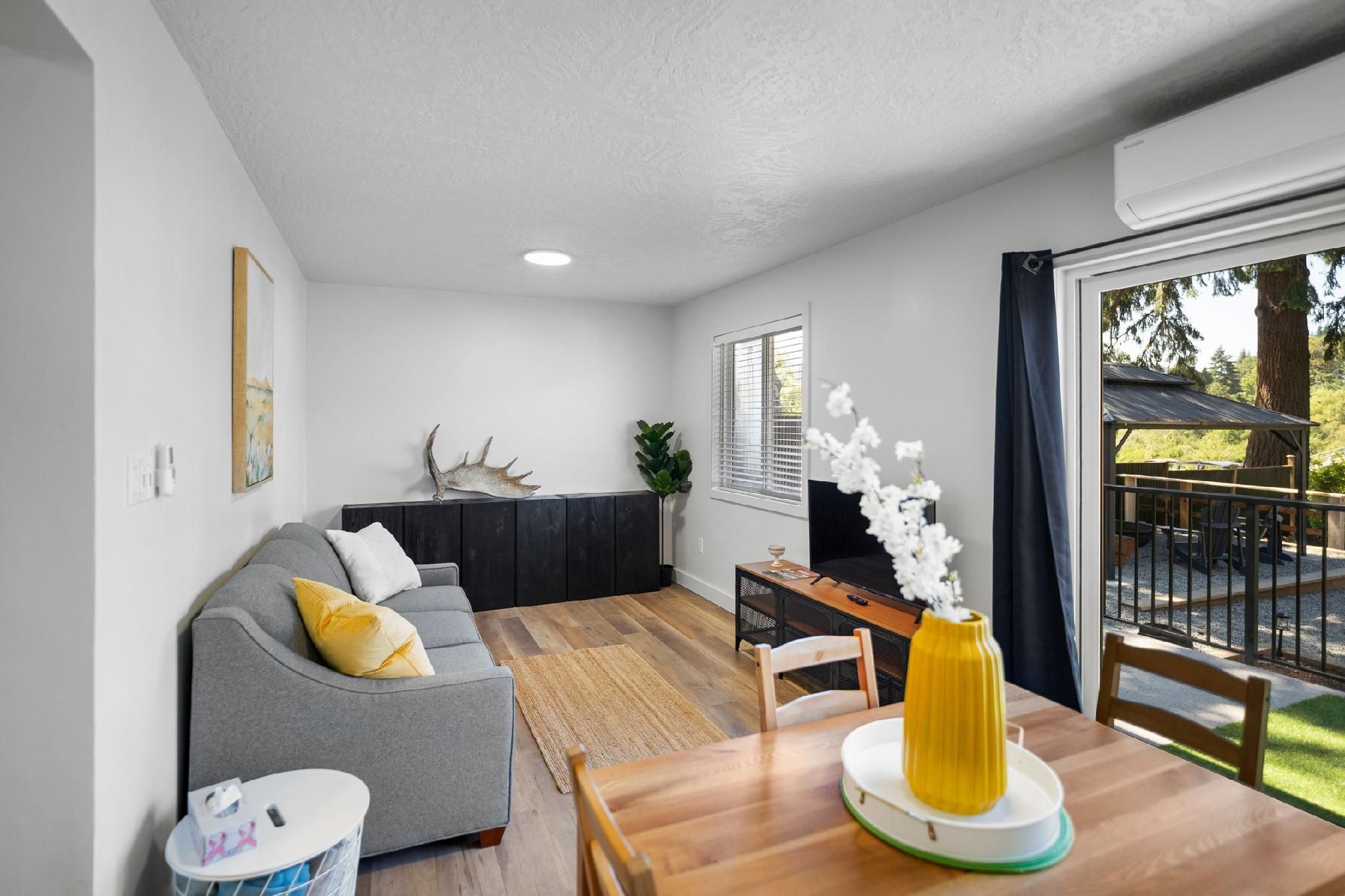 Skutz Suite - Unit 7 - Waterfront w/ Private Deck - Sleeps 6