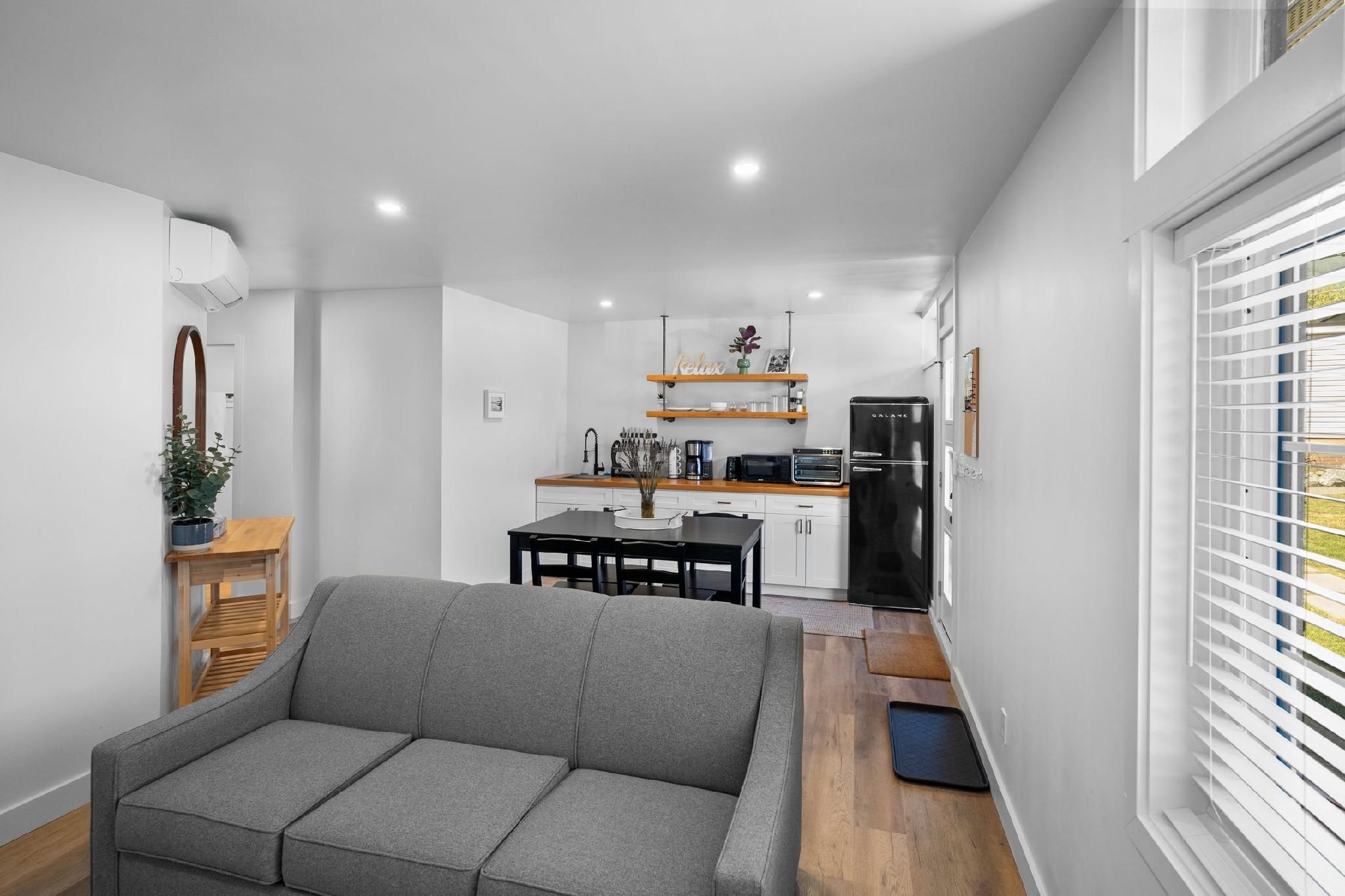 Riverside by Cowichan Lake Cottages Arbutus Suite - Unit 1 - Street-side - 1 Bedroom - Sleeps 6 2