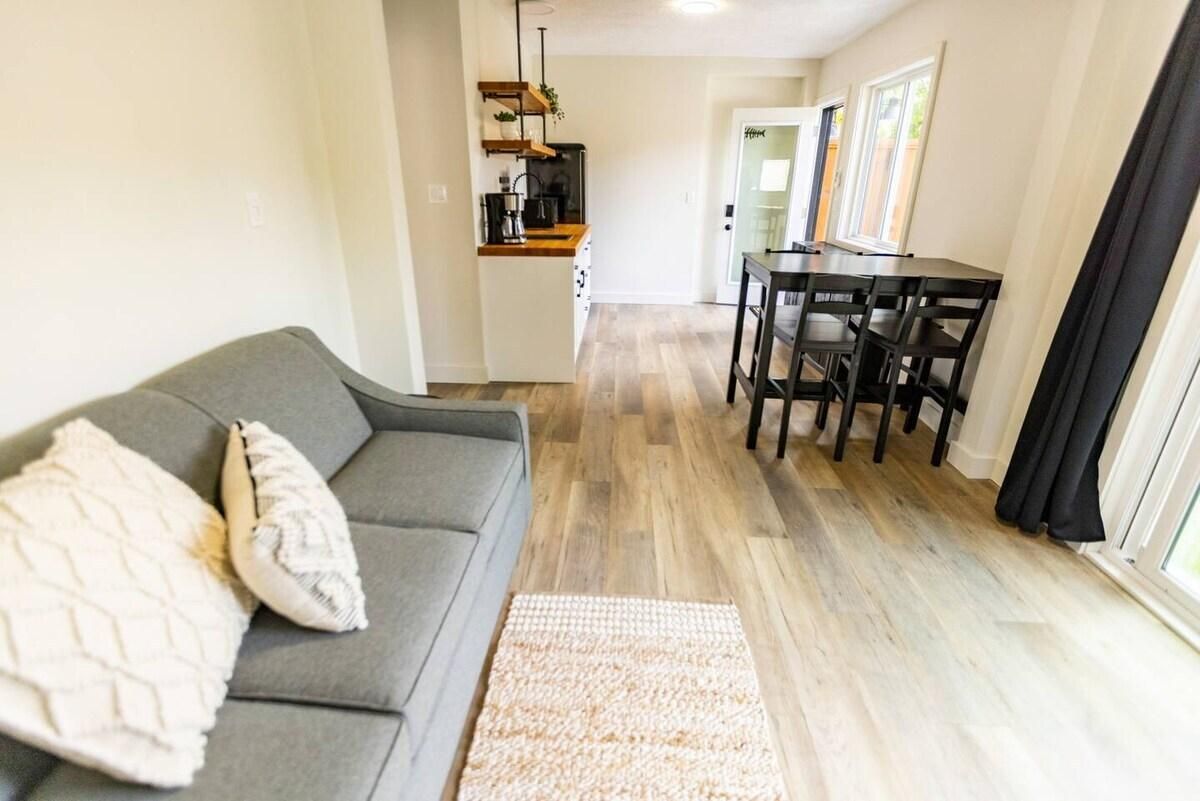 Riverside by Cowichan Lake Cottages Steelhead Suite - Unit 5 - Waterfront w/ Private Deck - Sleeps 6 2