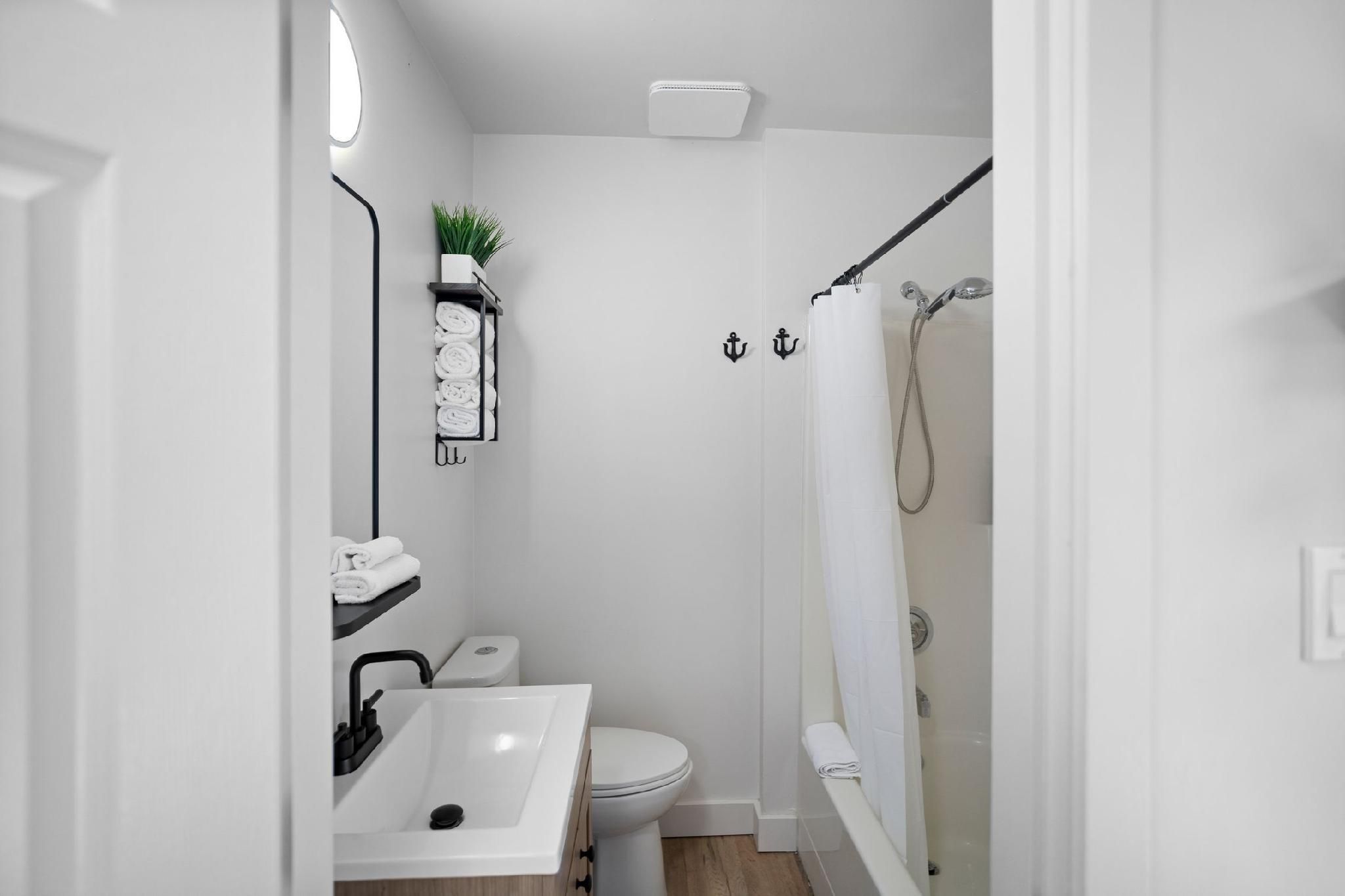 Skutz Suite - Unit 7 - Waterfront w/ Private Deck - Sleeps 6