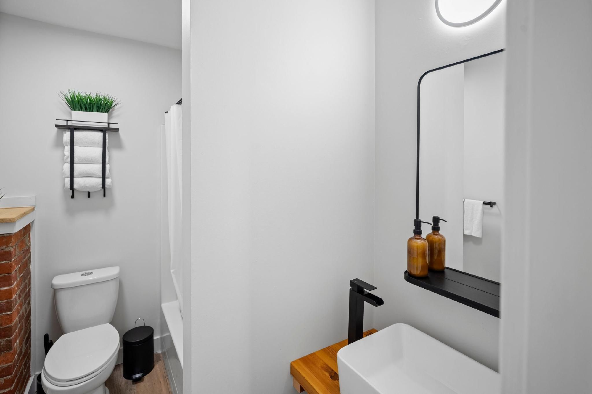 Riverside by Cowichan Lake Cottages Steelhead Suite - Unit 5 - Waterfront w/ Private Deck - Sleeps 6