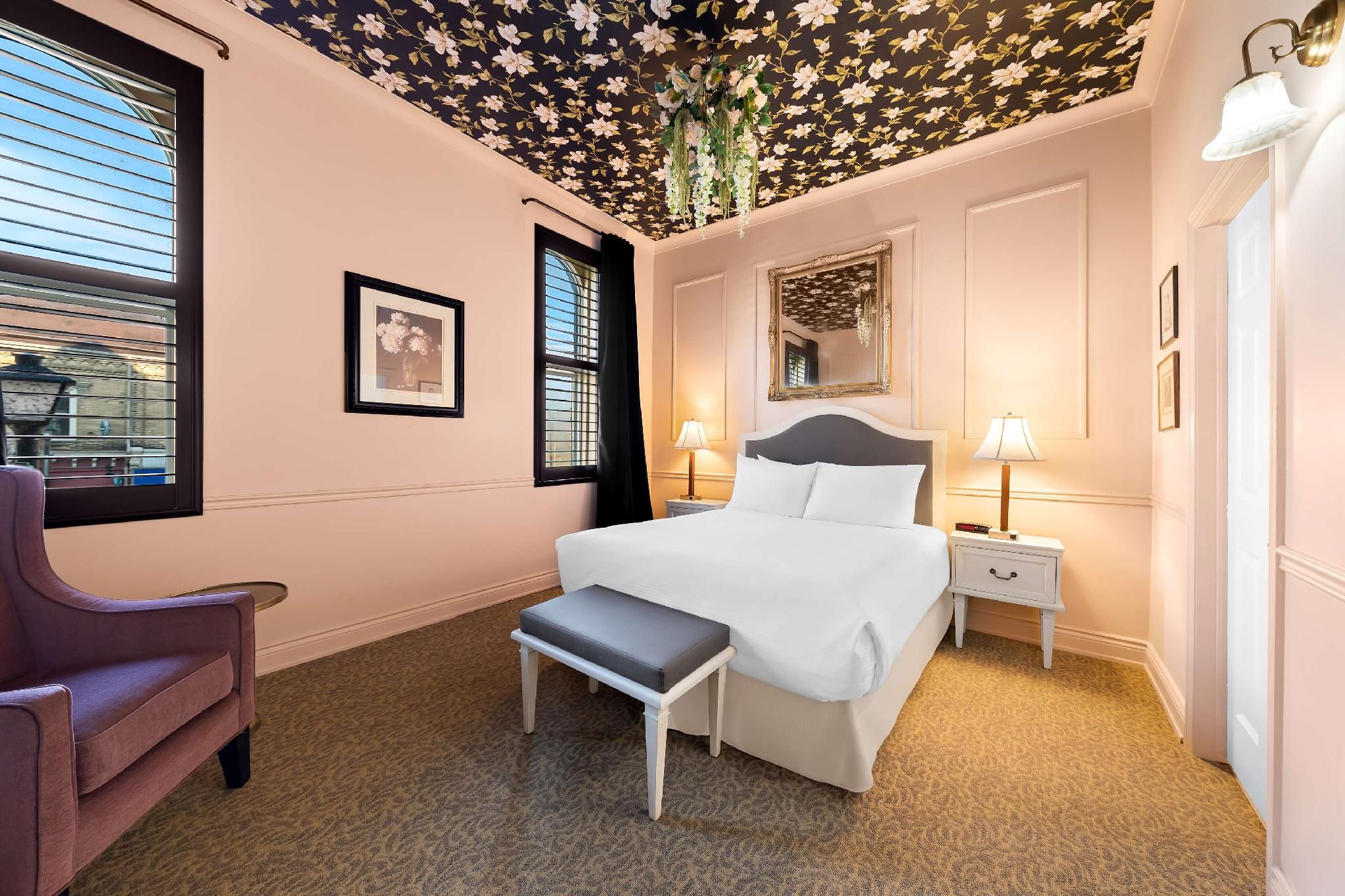 1 Queen Bed, Nonsmoking, Bathtub And Shower
