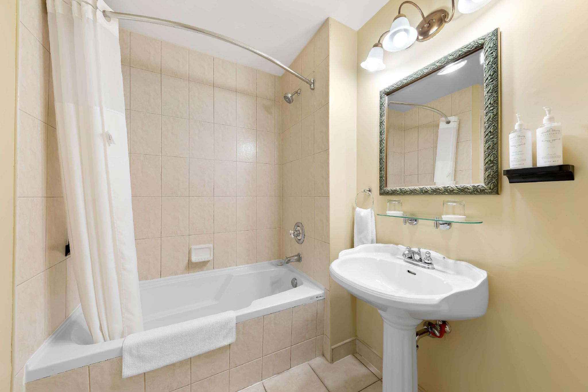 Suite - 2 Double Beds, Nonsmoking, Sitting Area, Bathtub And Shower