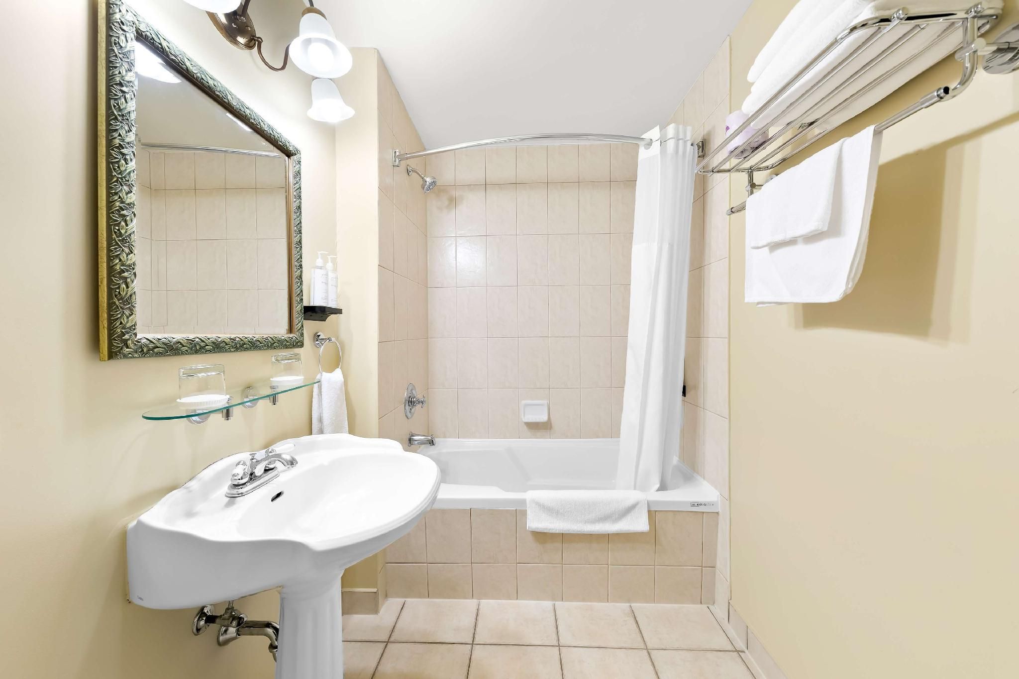 Suite - 2 Queen Beds, Nonsmoking, Sitting Area, Bathtub And Shower