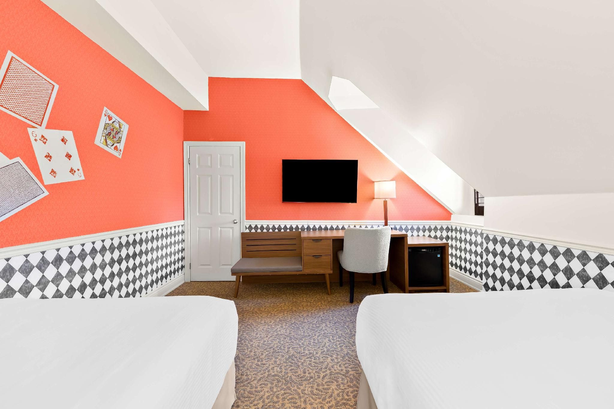 Suite - 2 Double Beds, Nonsmoking, Separate Living Area, Bathtub And Shower