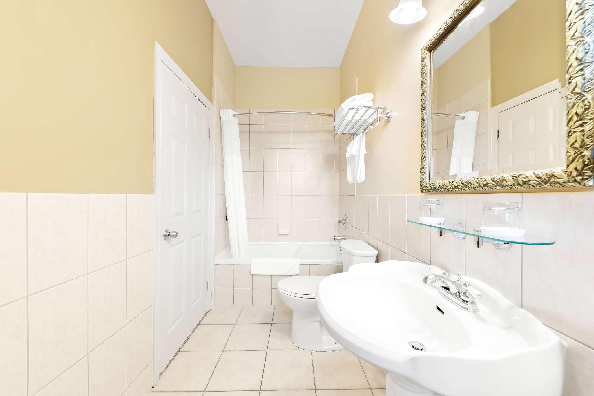 Suite - 2 Double Beds, Nonsmoking, Separate Living Area, Bathtub And Shower