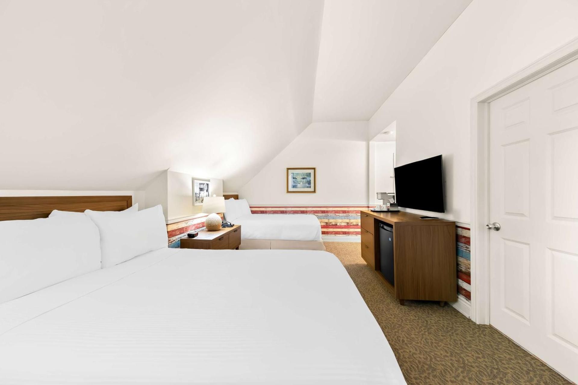 2 Double Beds, Nonsmoking, Bathtub And Shower