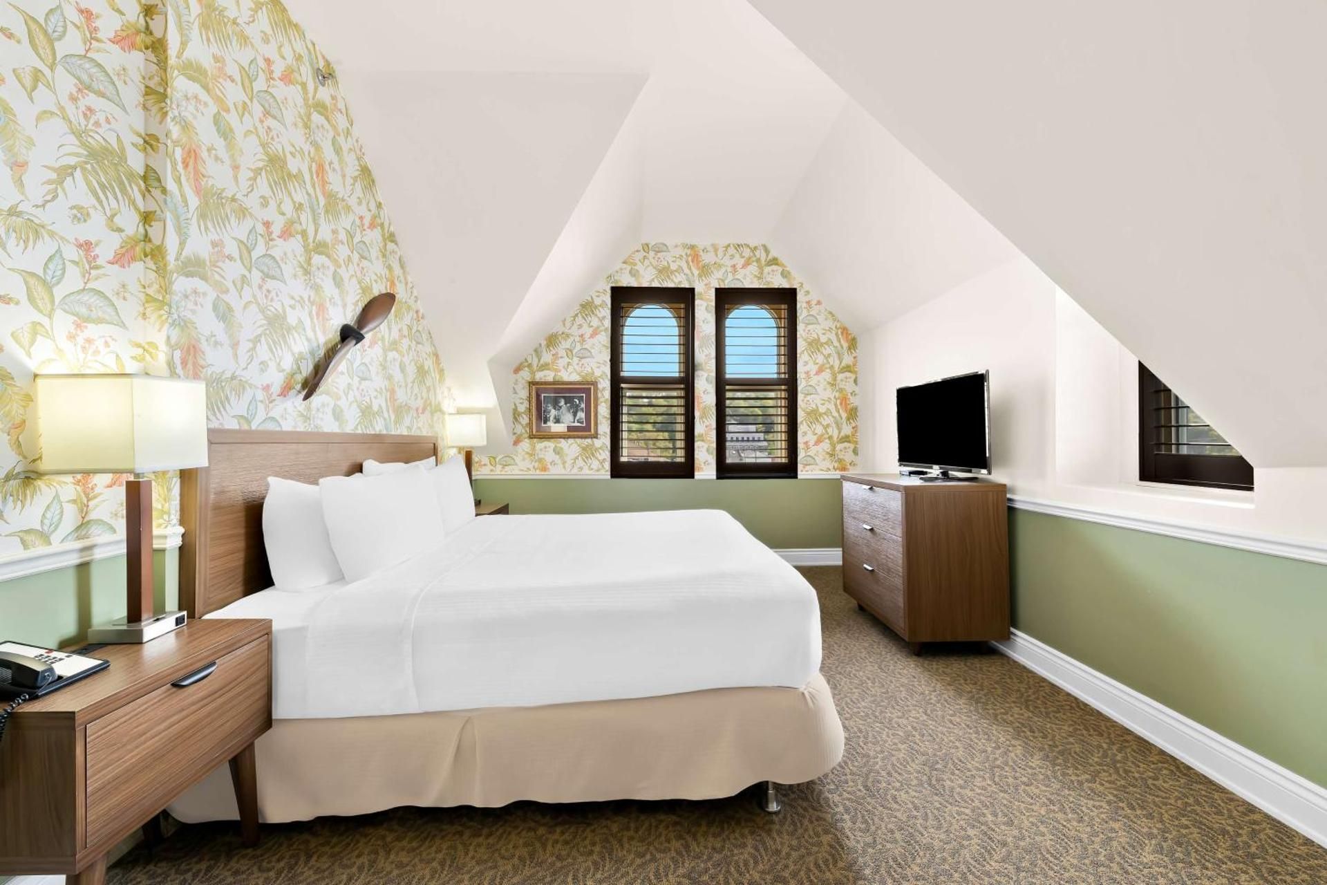 Suite - 1 King Bed, Nonsmoking, Separate Living Area, Bathtub And Shower