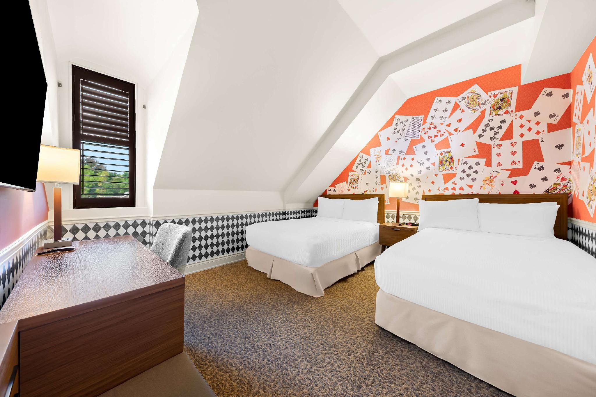 Suite - 2 Double Beds, Nonsmoking, Separate Living Area, Bathtub And Shower