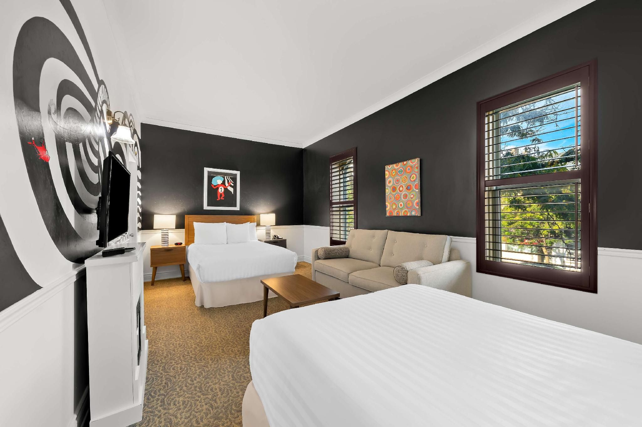 Suite - 2 Double Beds, Nonsmoking, Sitting Area, Bathtub And Shower