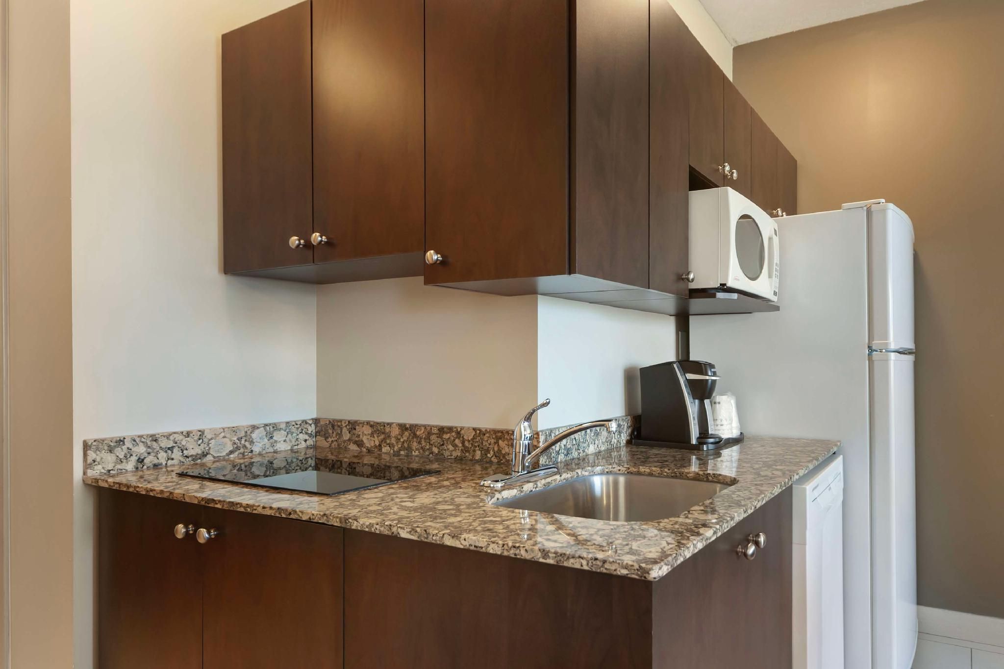 Suite - 2 Queen Beds, Nonsmoking, Kitchenette, Sofabed