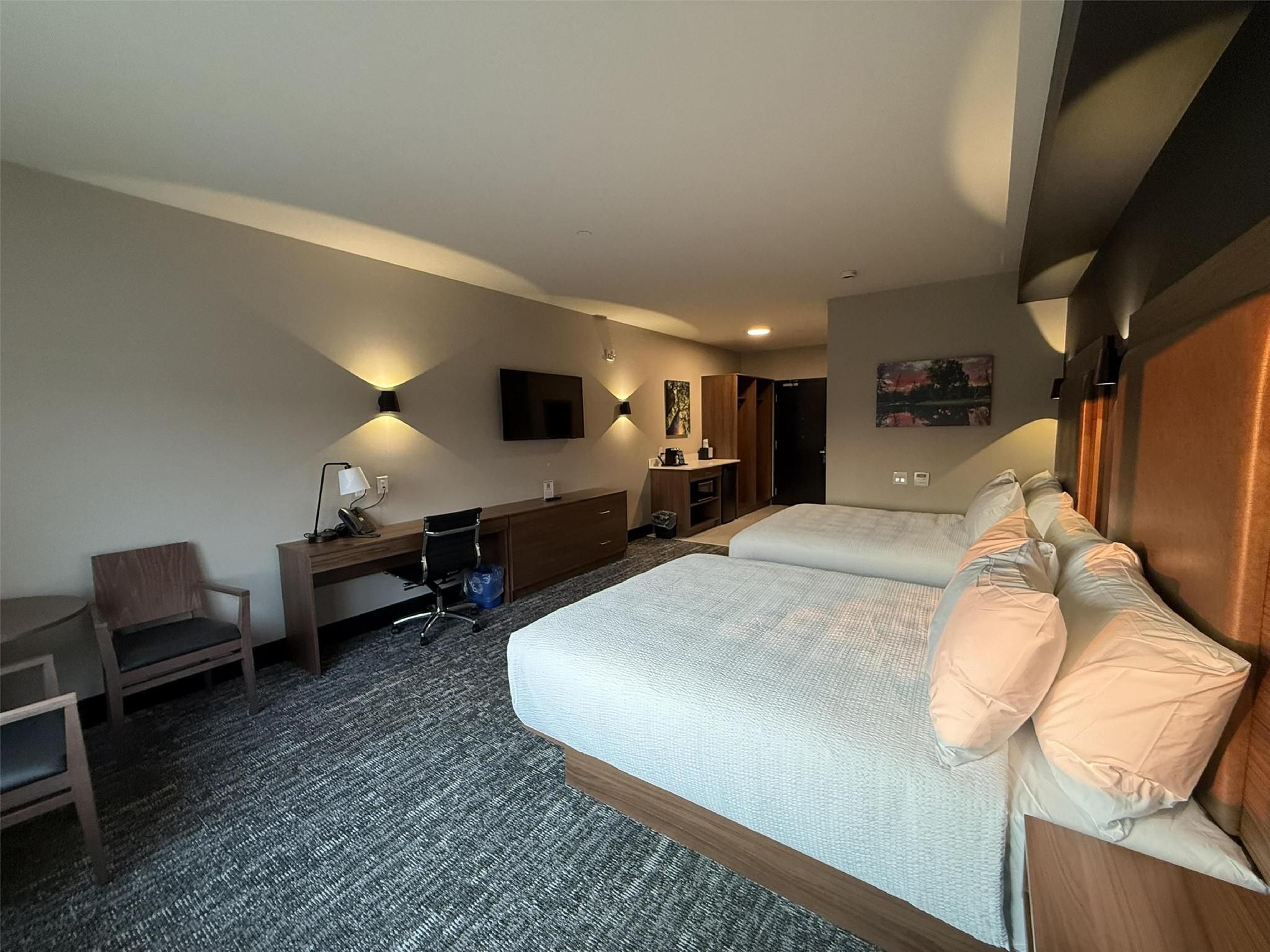 ACCESSIBLE - 2 QUEEN,MOBACC,COMAST,ROLLSH,MICMIN,WIFI,NSMK,FULL BREAKFAST