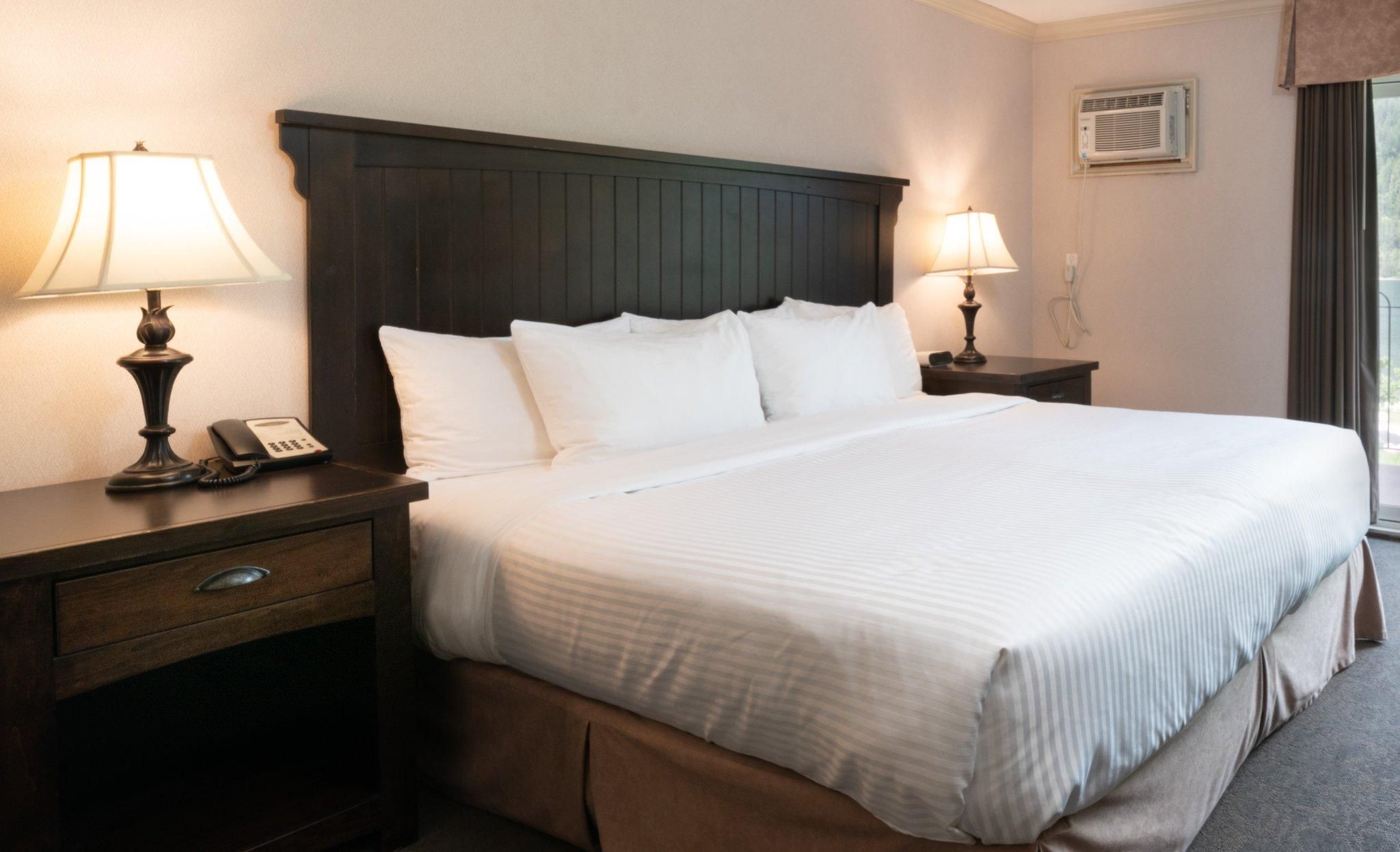 1 Queen Bed