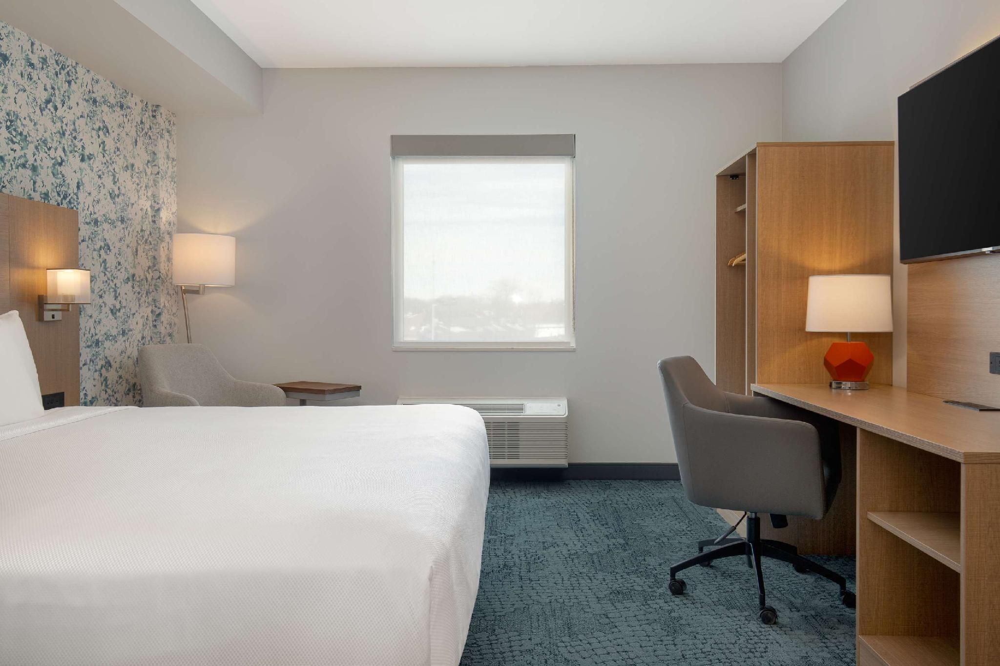 Quality Inn & Suites 1 King Bed, Efficiency, Nonsmoking