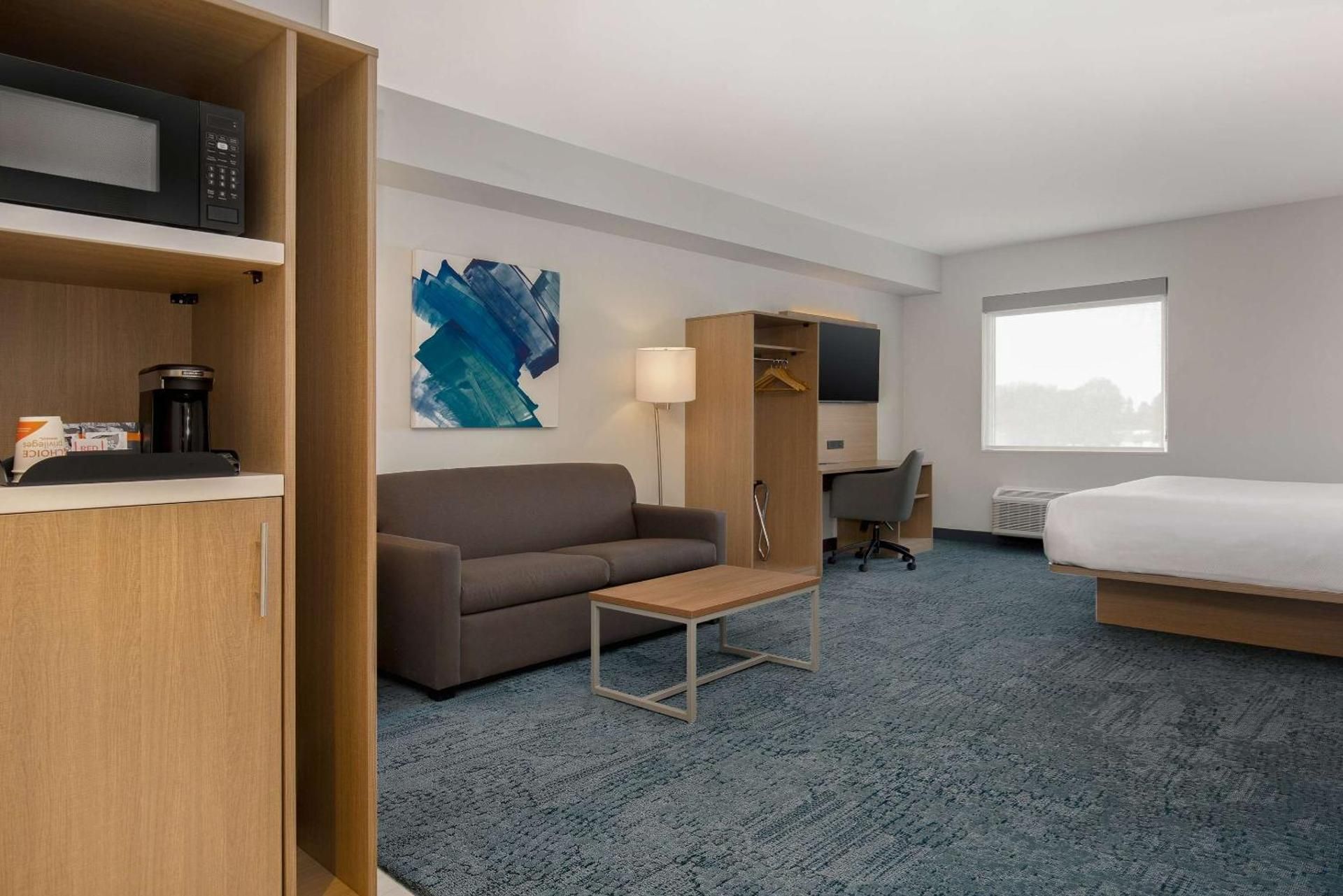 Quality Inn & Suites 1 King Bed, Suite, Nonsmoking 3