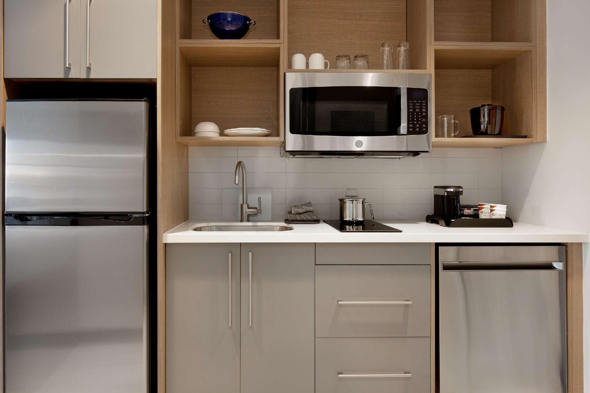 Quality Inn & Suites 1 King Bed, Efficiency, Nonsmoking 3