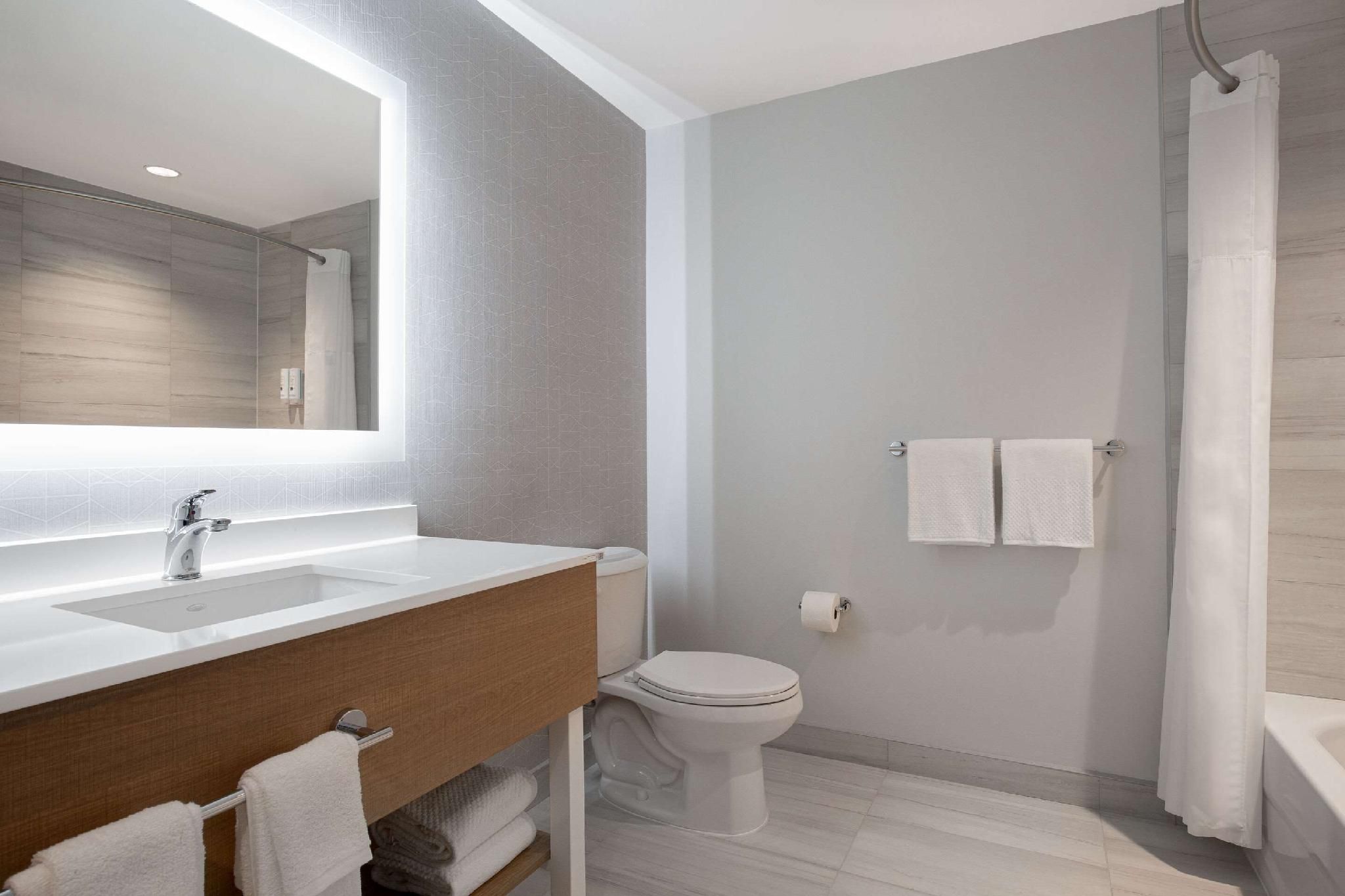 Quality Inn & Suites 2 Queen Beds, Efficiency, Nonsmoking 3