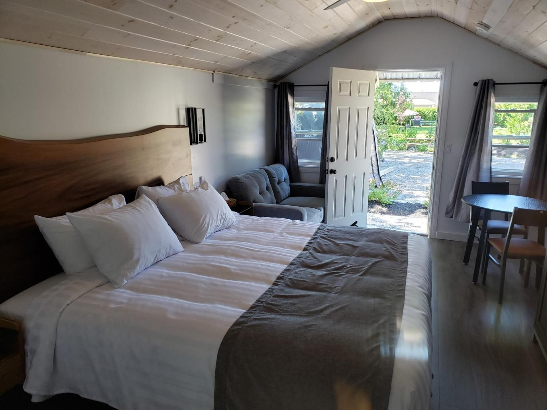 Premium Detached King Cabin with Private Ensuite Bathroom