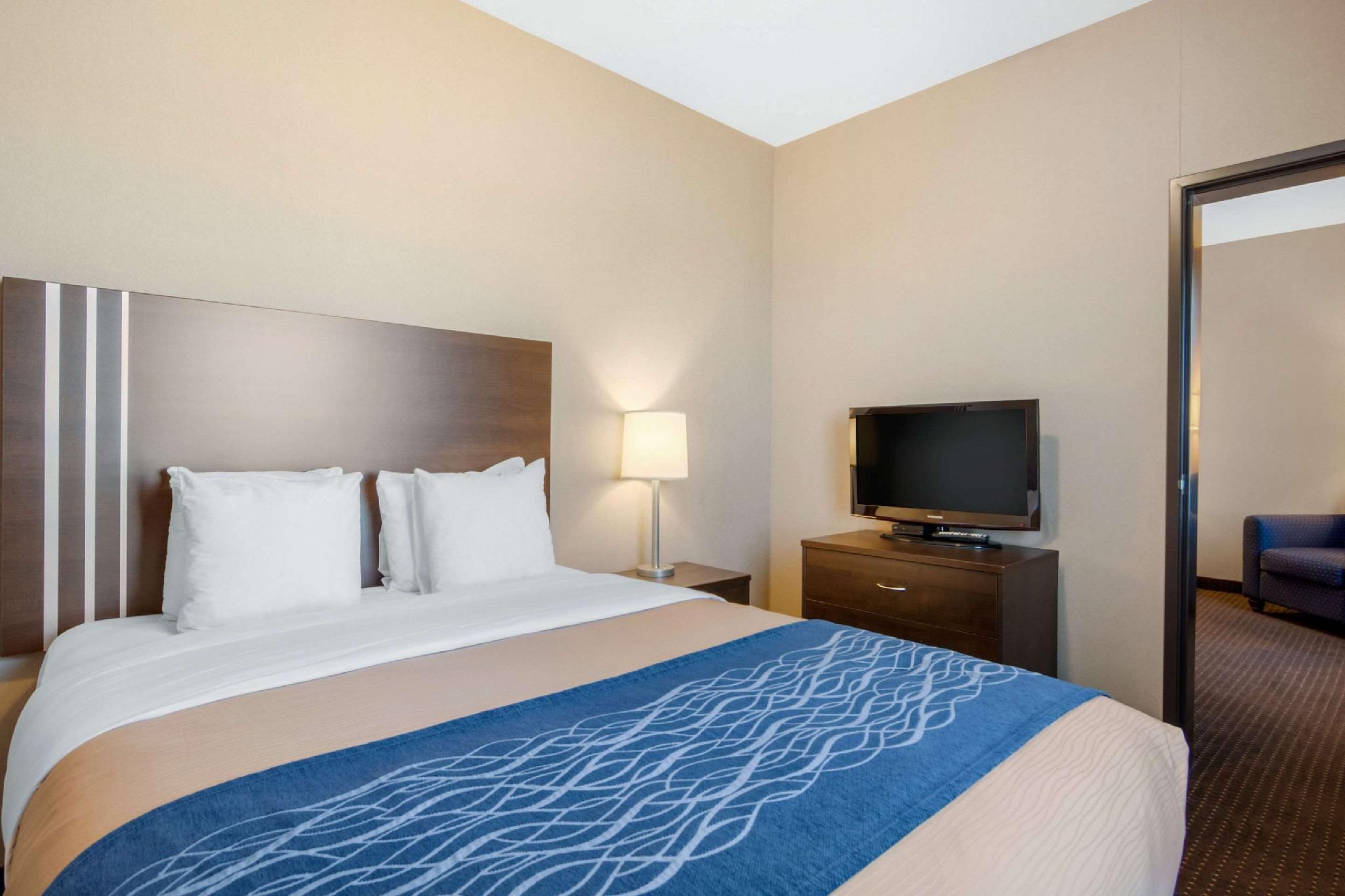 1 King Bed, 1 Queen Bed, Suite, Nonsmoking