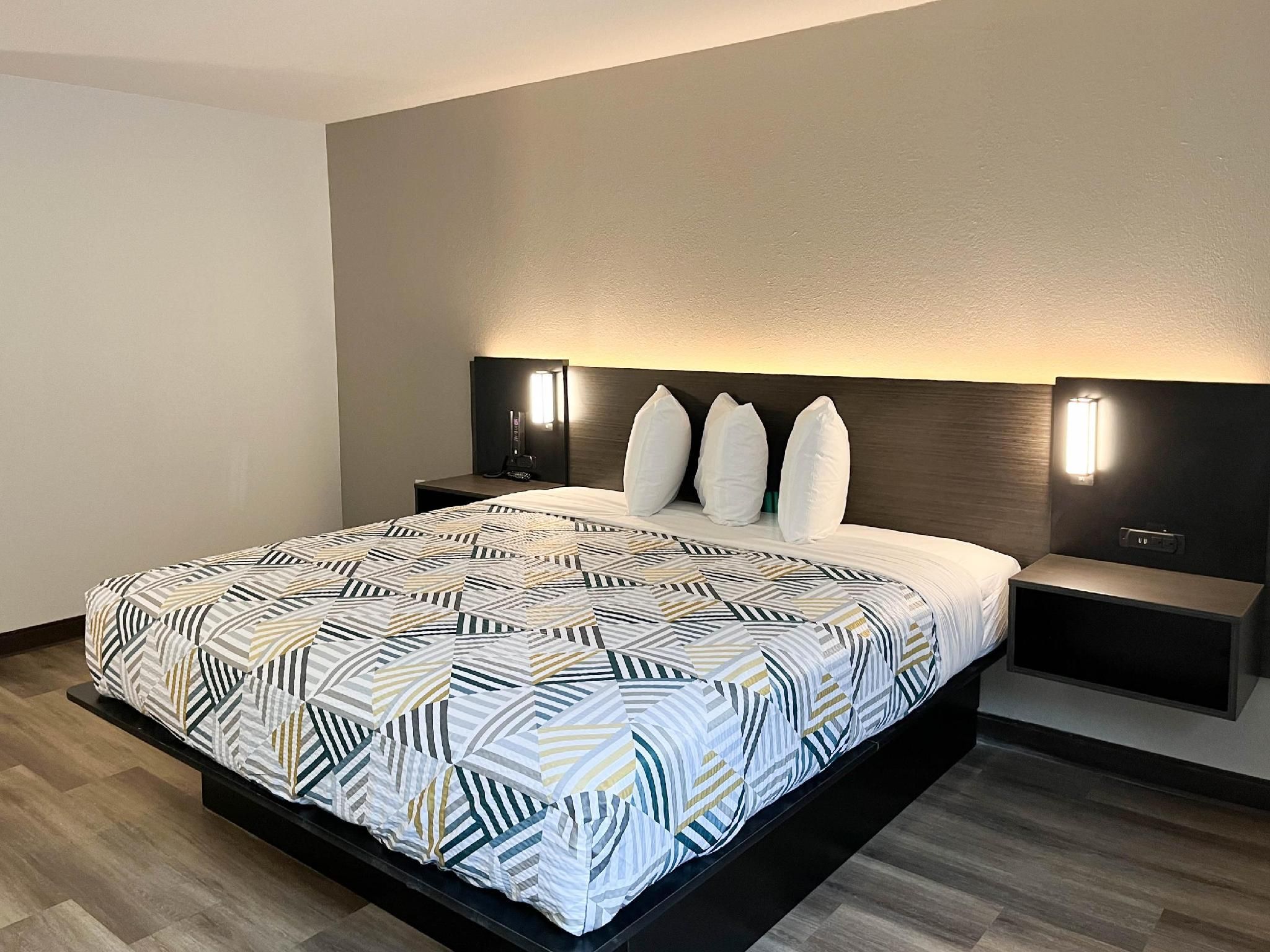 1 King Bed | Mob Acc RI Shwr Nsmk Micfridg